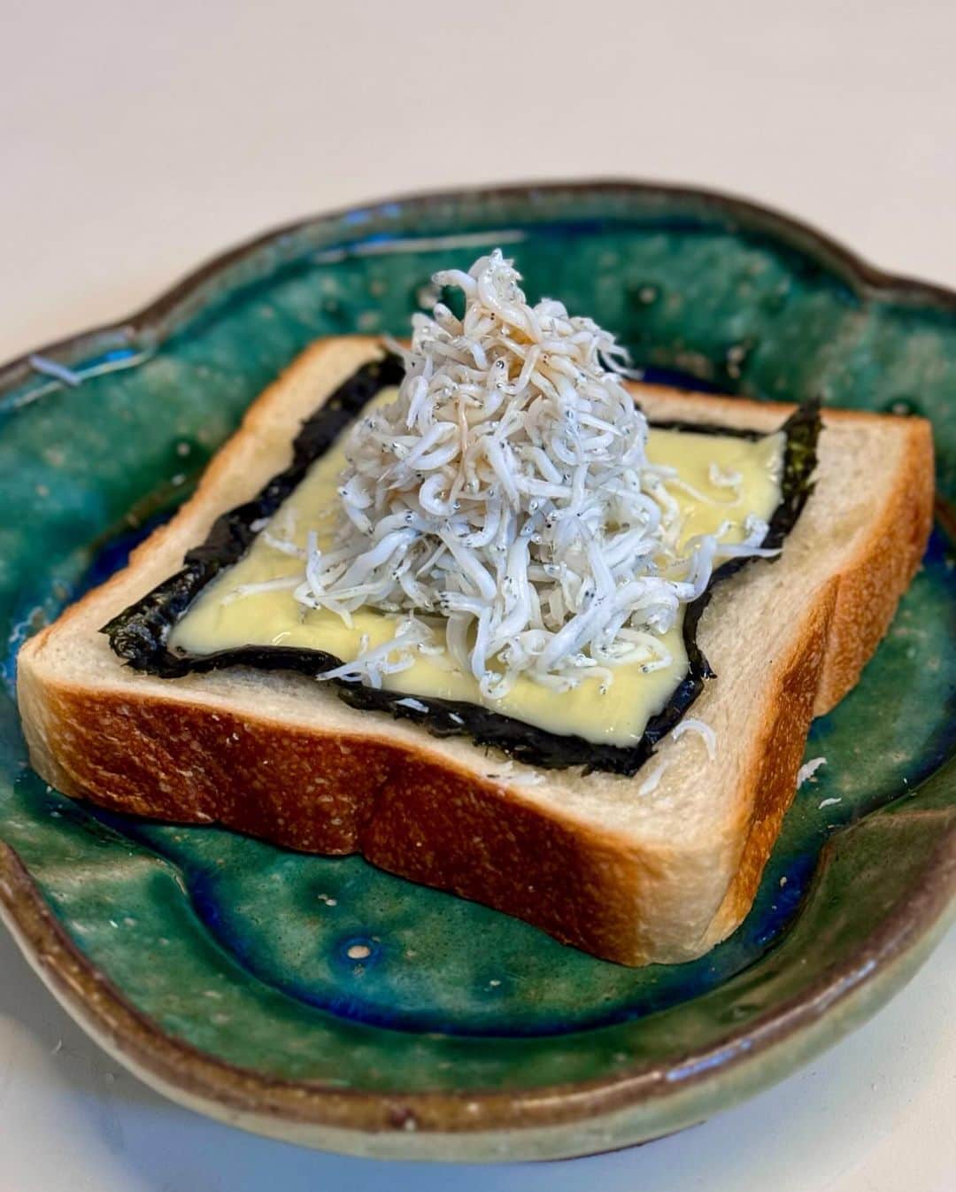 秋山具義のインスタグラム：「大好物「マウンテン釜揚げしらすチーズトースト」。  『しらす創り 七代目 山利』の釜揚げしらすで、最高です！ めちゃくちゃ美味しかった！  #グギメシ #しらす創り七代目山利 #具義パン2023」