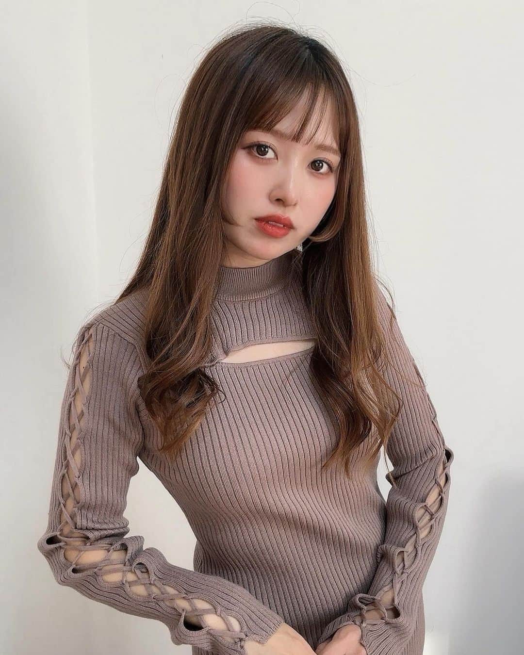 村岡美咲のインスタグラム：「𓅿𓅿𓅿𓈒 𓂂𓏸  小柄さんの味方🤍 @miia_official の 袖レースアップニットワンピース👗モカ。  大人っぽく可愛いニットワンピ☺️💕 この胸元に隙間(?)が開いてる服って パカっと開いてセクシーになりすぎる気がして 着たことなかったんだけど めっちゃ程よい肌見せでちょうど良い🤍袖も！  そしてニットワンピ自体はフィット感はあるけど ピチピチになりすぎたりしなくて スタイルアップして見えるよ〜👏🏻✨ もちろん着丈も小柄さんにぴったりなサイズ感❣️  ZOZOで今日限定2,000円offクーポンが出てて お得にお買い物できるから覗いてみてね〜！ ストーリーにもリンク載せておきます🤗  ┈┈┈┈┈┈ ❁ ❁ ❁ ┈┈┈┈┈┈┈  #PR #MIIA #ミーア #フェミニン #あざと可愛い #低身長コーデ #小柄コーデ #ニットワンピ #ニットワンピース #👗 #肌見せ #ロングワンピース #低身長ファッション #150cmコーデ #大人可愛いコーデ #ZOZO #お気に入りコーデ #秋冬コーデ」