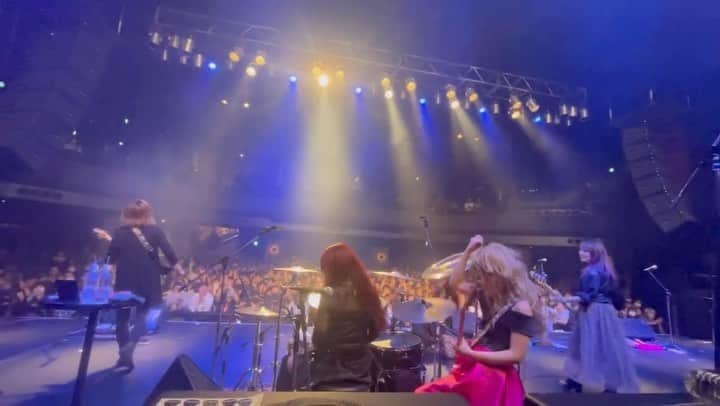 トキのインスタグラム：「Back in Black(AC/DC)のグルーヴ感🤘‼️  皆の後ろ姿がめちゃくちゃかっこいい🤘  THE MIDNIGHT ROSES🌹で東京渋谷O-EASTでO.A出演した時の動画をちらっと！ 盛り上がってくれて嬉しかったなぁ🌹  #themidnightroses  #大山まき #rosanamiho  #斉田和典 #トキ #Marina #shibuyaoeast」