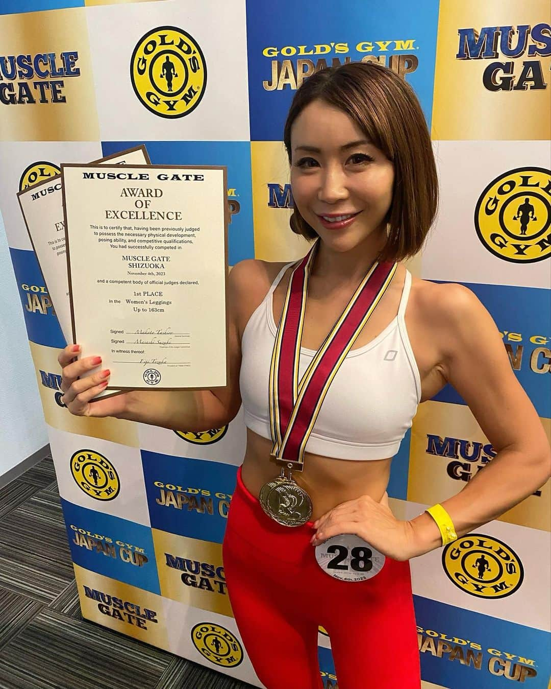 mizuのインスタグラム：「取り急ぎでもない＼ご報告／  マッスルゲート静岡大会 二冠いただきました🥇🥇 ●ウーマンズレギンス163cm以下級 ●ウーマンズレギンス50歳以下級  地元で二冠獲れたことがとても嬉しい😭 会場に足を運んでくれた方々や応援団の声援🤣 たくさんの応援DM💌が、とても力になりました🥹❤️  📣28ば〜ん！！！！バービー！！！ 審査員の方笑ってました🤣  ありがとうございました❤️❤️❤️  約1ヶ月で約3キロ減量　47.6→44.9 その間にディズニーやビュッフェ行ったり、週1チートを入れつつストレスなく減量できました😆‼️ 有酸素運動も適度にいれつつ、週2でボディコンバット🔥 mossa fightのIR時代を思い返し、ボディコンバットに夢中になってました😆🔥  トレーニングは6月より肩の故障がひびき、トレーニングのモチベーションが下がっていましたが、痛くない可動域で動かし、重量より回数のトレーニングに変更💪ベンチプレスやフライは痛みが発症するので封印😭 痛みとの付き合いは長期戦になりそうです💦 引き続き、できることをやる！のみ  次大会は12/10ジャパンカップ🗾 今年から各カテゴリー優勝者のみ与えられる出場権🎫 とゆうことは各大会の優勝者だけが集結するハイレベルな 大会😳‼️ 気合い入るぅー‼️‼️‼️🔥 約1ヶ月後なので引き続き食事やトレーニングにメリハリをつけながら大会に挑みます‼️🔥  #マッスルゲート #マッスルゲート静岡大会 #レギンス #ウーマンズレギンス #アラフィフ」