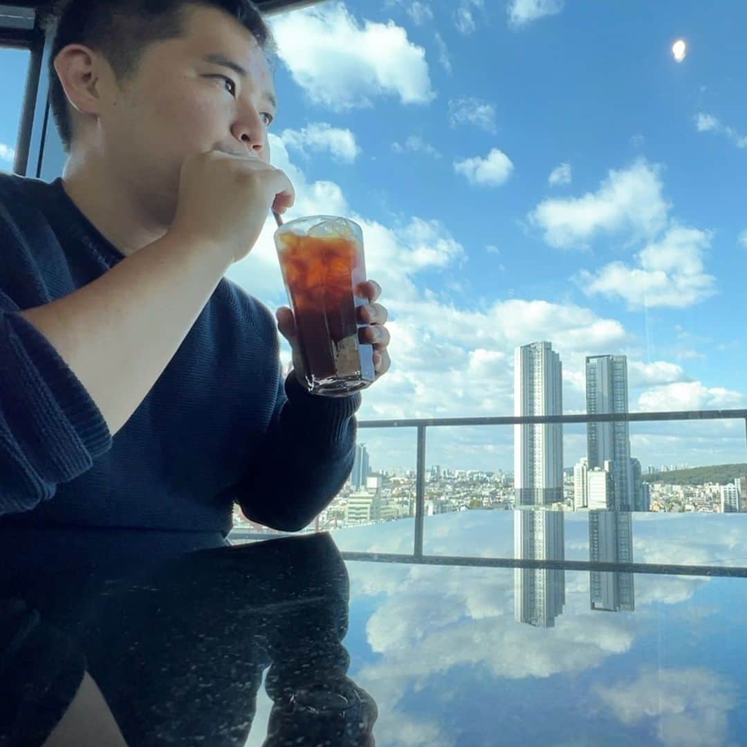 おのだのインスタグラム：「どうも、おのだです。  今回は、韓国の清州（チョンジュ）に1泊2日で行ってきました。🇰🇷 清州には、8月に成田にエアロK航空が新規就航しています。  LCCなので安い時は、1.5万〜2万円であります。  宿泊場所はHOTEL yajaです。先日YouTube生配信もしたところです。 ダーツやカラオケルームもあります！  晩ご飯は名物のサムギョプサルをいただき、 翌朝は、トッポギとおでんをいただきました。 料金も安くてお手頃でした。  1人でしたが、プリクラもお試しでやってみましたが、きちんと撮れましたね！  ホテルチェックアウト後は、昼食で"カワニナスープ"。 カワニナとは、小さな貝のことでした。臭みもなく美味しかったです。✨  ソウルに何回も行った方には、新鮮でまた楽しめる都市だと思いました。  1枚目の画像は、CAFE Lecceというお店です。やはり、韓国はカフェが多いですね。  #エアロK航空 #清州」