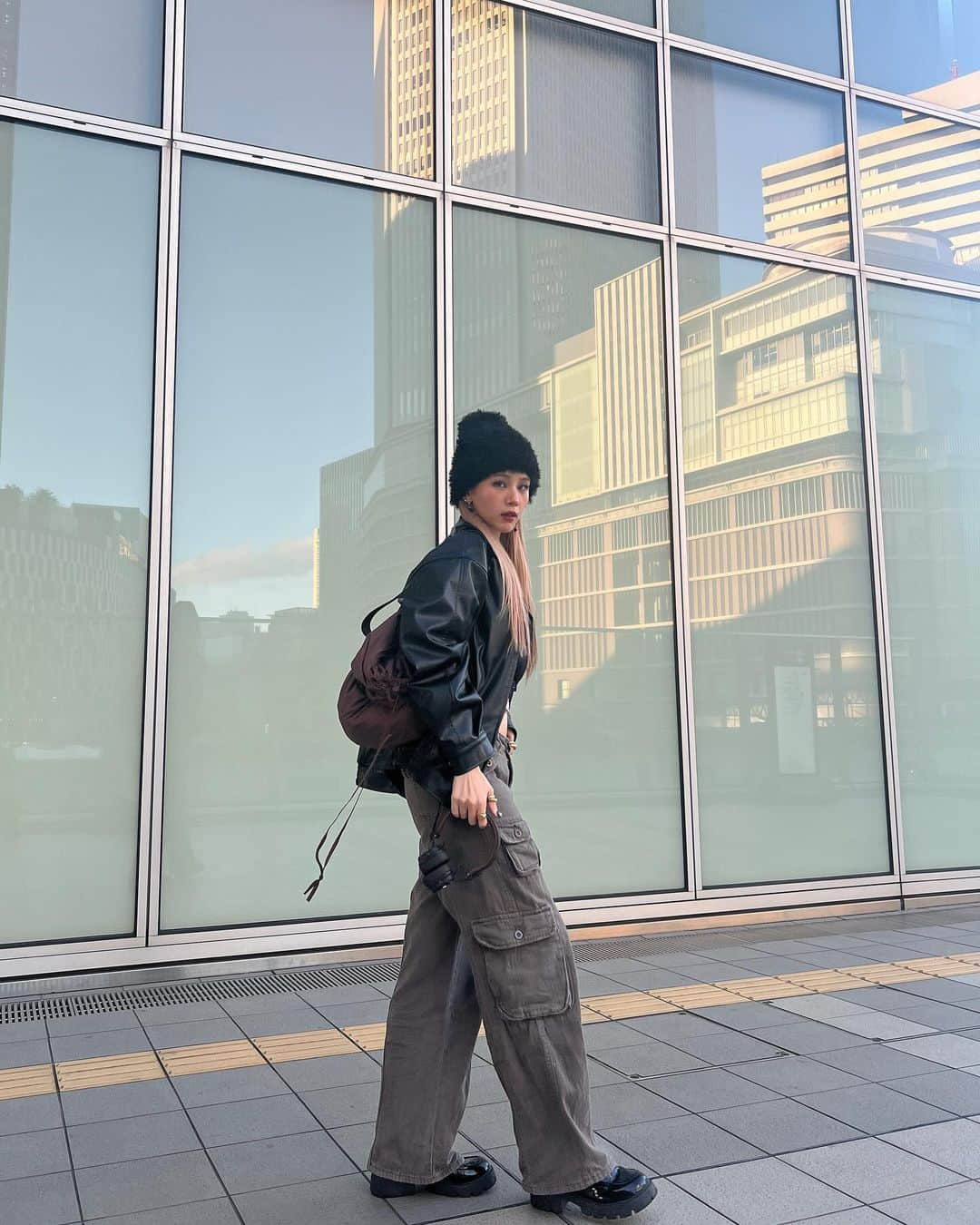 AOIさんのインスタグラム写真 - (AOIInstagram)「お気に入りコーデ🖤  bag @chick___official : 76084331 fur beanie @raucohouse   . . . . . . ☺️👍🏻  #海外ファッション #海外ガール #海外コーデ #海外子供服セレクトショップ #海外セレブ風 #海外ファッションコーデ #セットアップコーデ #セットアップ #韓国ファッション #韓国コーデ #韓国女子 #韓国トレンド #韓国ファッションコーデ #韓国風 #데일리 #데일리코디 #패션 #패션코디 #옷스타그램 #옷가게 #일상 #일상스타그램 #좋아요 #좋아요반사 #좋아요테러 #좋아요그램 #pr」11月5日 10時08分 - 0514page