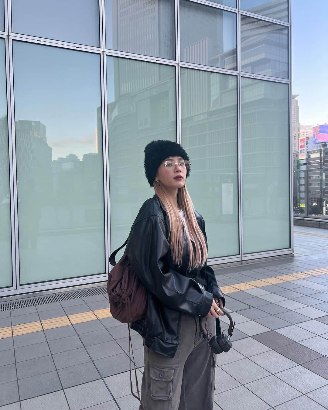 AOIのインスタグラム：「お気に入りコーデ🖤  bag @chick___official : 76084331 fur beanie @raucohouse   . . . . . . ☺️👍🏻  #海外ファッション #海外ガール #海外コーデ #海外子供服セレクトショップ #海外セレブ風 #海外ファッションコーデ #セットアップコーデ #セットアップ #韓国ファッション #韓国コーデ #韓国女子 #韓国トレンド #韓国ファッションコーデ #韓国風 #데일리 #데일리코디 #패션 #패션코디 #옷스타그램 #옷가게 #일상 #일상스타그램 #좋아요 #좋아요반사 #좋아요테러 #좋아요그램 #pr」