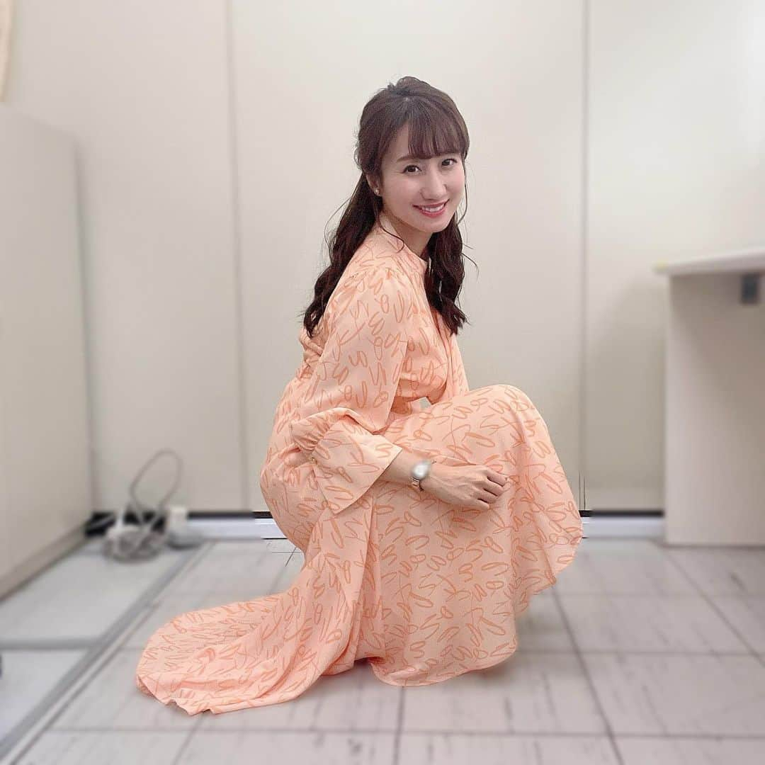 吉井明子さんのインスタグラム写真 - (吉井明子Instagram)「今朝も『マイあさ！』をお聴き頂き、ありがとうございました。  写真は昨日の4Kのときのです。オレンジシャーベット＆果肉のソース🍊なワンピースでした。しゃららーん。  皆さん、よい日曜日、連休最終日をお過ごしください✨  postし直したため、コメント頂いていて消えてしまった方ごめんなさい🥺また頂けると嬉しいです😌♪  #気象予報士 #気象キャスター #weatherforecaster #기상캐스터　#氣象主播 #bs4k #週刊4Kふるさとだより #nらじ #マイあさ #吉井明子」11月5日 10時11分 - akiko_yoshii_sunny_rain