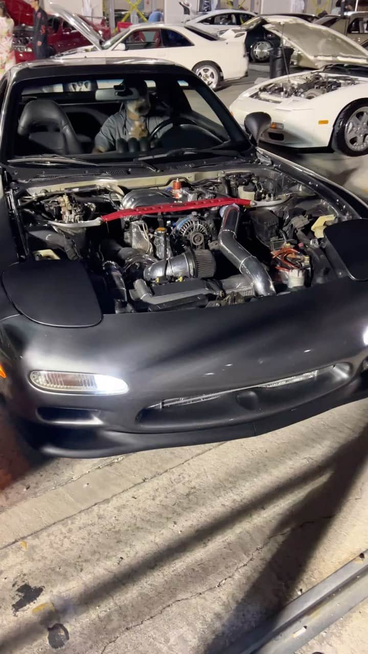 スティーブのインスタグラム：「I don’t get out much at night but the best night event I’ve ever been to was 1 week ago today in Miami with @nostalgicautosports  This was the best time hands down I’ve had in a long time.  Saw so many incredible cars and met so many nice people too. A perfect night. Thank you so much for the invite. I had an incredible time. Video coming soon to StevesPOV on YouTube. 先日マイアミのカーショーに行ってきました。久しぶりにアメリカのナイトミーティングに行ったら日本車の数でびっくり‼️今度ユーチューブスティーブ的視点にアップします」