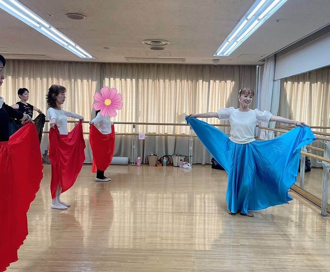 美乃杏花さんのインスタグラム写真 - (美乃杏花Instagram)「☆ 11月3日(祝)は、娘役なりきりレッスンin宝塚でした💃  三連休のお忙しい中、ご参加下さいました皆様ありがとうございました❤️  最初は、頭パニック🤯になりながら、お顔は超真剣でアタフタされてた方も多かったのですが😅最後は、皆様いい笑顔で楽しんで踊って下さり嬉しかったです！  残念ながら体調不良で急遽ご参加出来なかった方も数名いらっしゃいましたが、またの機会があればご参加頂けましたら幸いです😊💕お大事になさって下さいませ❤️  この度もお世話になりました @arosa__official 様 ありがとうございました🙏💕 出会いに感謝です🫶  三連休最終日。 今日も予定は盛りだくさんのコニちゃんですが😅(詳しくはストーリーズで笑)楽しんできまーす🚃 皆様も素敵な一日をお過ごし下さいませ😊💕  #宝塚 #娘役 #なりきりレッスン #娘役レッスン #ダンスレッスン #ご参加ありがとうございました #arosa #元宝塚歌劇団 #宝塚og #美乃杏花」11月5日 10時18分 - yoshinokyoka.81