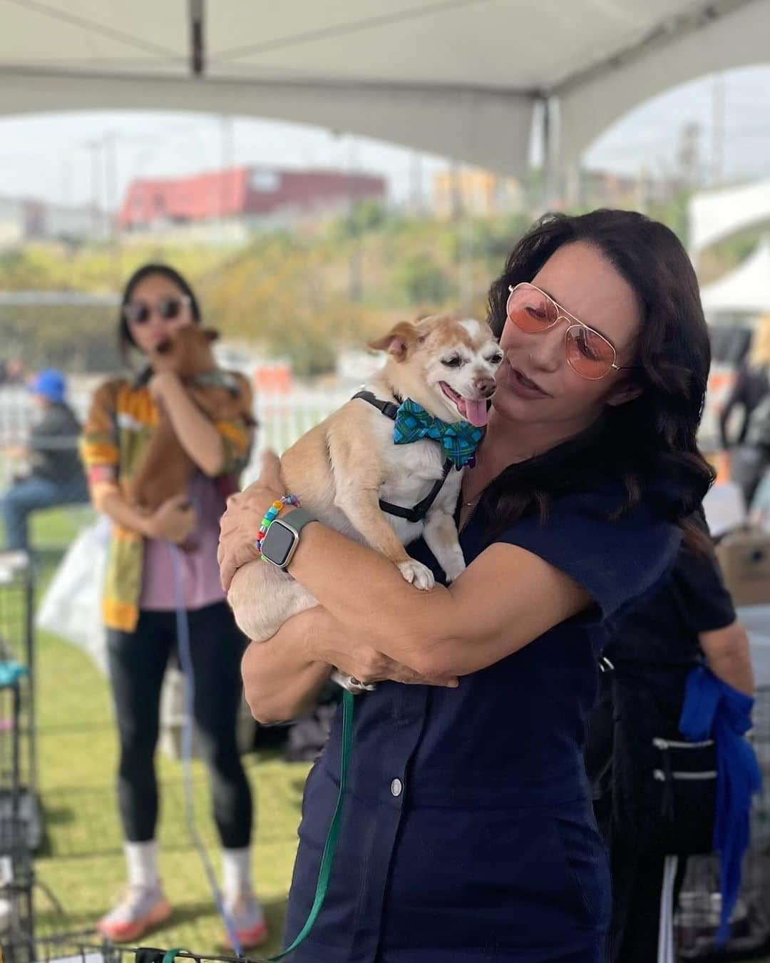 クリスティン・デイヴィスのインスタグラム：「I went to the most wonderful event today! @bestfriendsanimalsociety hosted so many wonderful local rescues at a Super Adoption event at L.A. State Historic Park. This is Dr. Mantis Toboggan !! He is being cared for by @pacificpupsrescue . Today 61 dogs and 84 cats were adopted 🙌🏼♥️ If you are thinking of getting a new bundle of love , you can go tomorrow 10-4 . Thank you everyone who adopted today and to all of the rescues!  #nokill2025  #SaveThemAll」