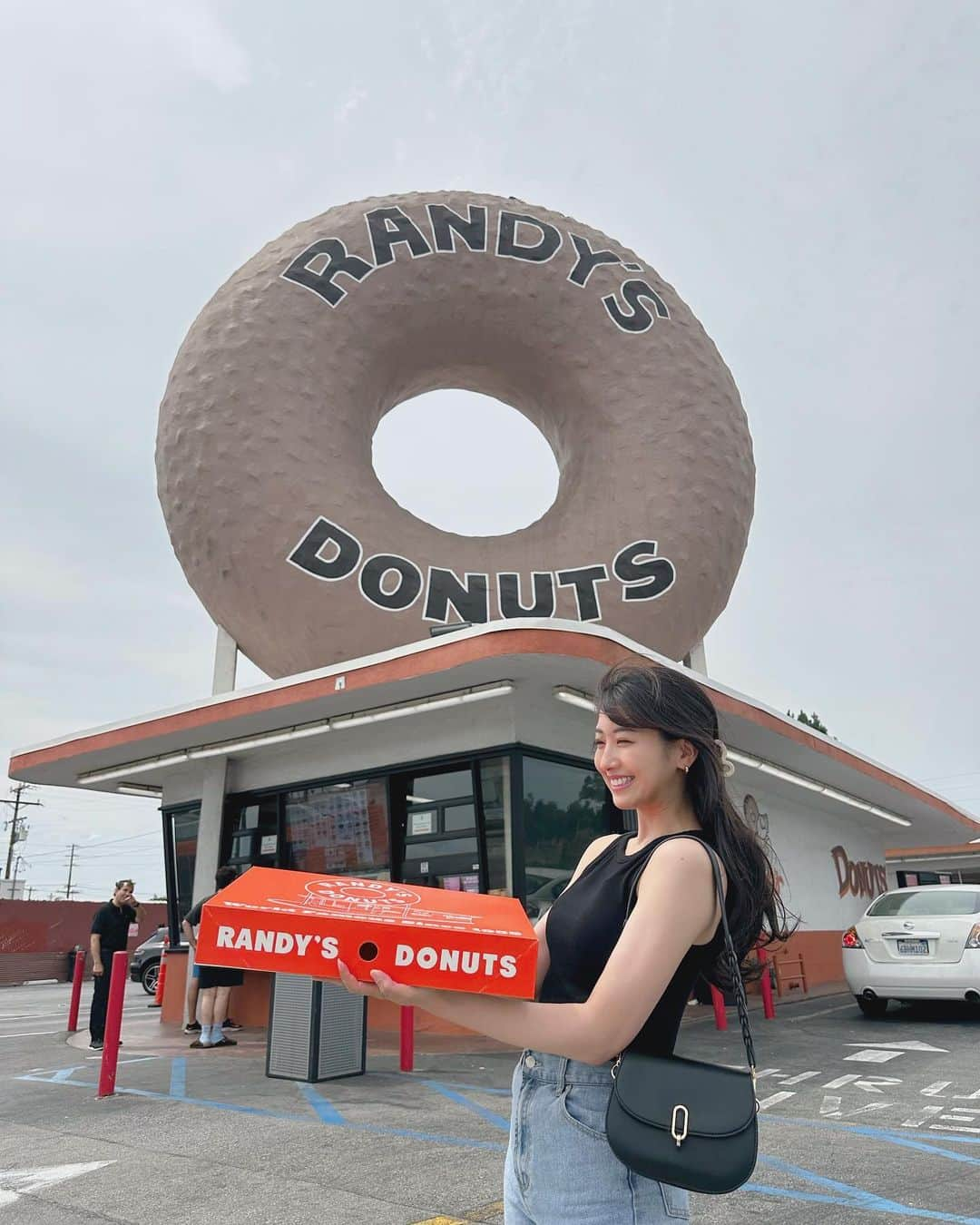 関根ささらのインスタグラム：「#サンタモニカ 滞在中に絶対行きたかった #randysdonuts 🍩  #アイアンマン の撮影で実際に使われた店舗に行きました♡ (#marvelrunaways というドラマでも出てきた！)  劇中に食べていたとされているドーナツを食べたよ🤍甘すぎたけど美味しかったーー！！！  いろんな種類食べたかったので友達巻き込んでドーナツパーティーでした🍩🎉🎈 . . . . #ランディーズドーナツ #ドーナツ #ドーナツ屋さん #ロサンゼルス #マーベル #ironman #mcu #marvel #marvelcomics #marvelstudios #marvelcinematicuniverse #marveluniverse #マーベル好きと繋がりたい #マーベル好き #marvel映画 #marvelドラマ #movie #movielovers #dramalovers #donut #donuts #santamonica #losangeles #ロサンゼルス留学 #ロサンゼルス旅行 #ロサンゼルス観光」