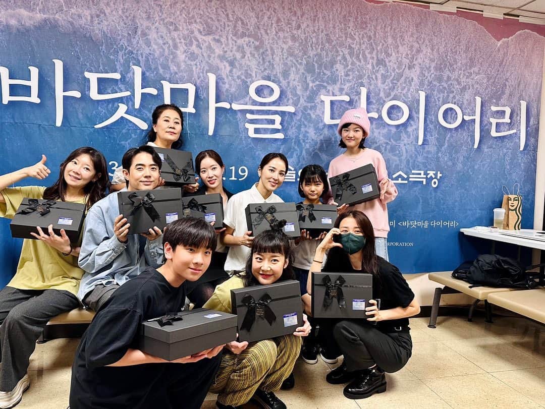 パク・ハソンのインスタグラム：「😭조승우 선배님이 간식박스를 한아름 보내 주셨어요!  분장 전 너어무 쌩얼이라😷  목에 좋은 캔디에, 즙에, 힘나는 주전부리에 정성이 하나하나 느껴져서 너무 감동이었다는.. 포장도 다같이 직접 하셨다고! 다 넘 좋아하셨답니다🤗  사진은 옛날 단막극 <이상 그 이상> ^^ 사진 찾다보니 @suyoung_ryu 님 친구라 결혼식 사회도 봐 주셨었고🙏🏻 오라버니 정말 감사합니다🙇🏻‍♀️ 정말 존경하는 긴 시간 하고 있는 오페라의 유령도💪🏻」