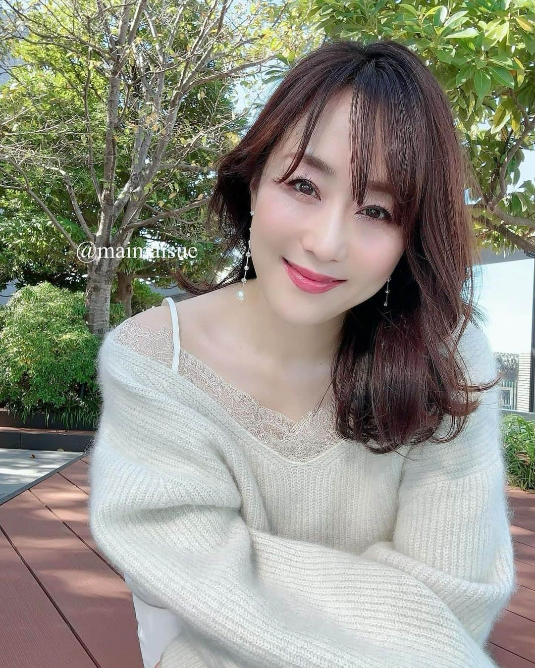 村上麻衣のインスタグラム：「おはようございます☀  三連休最終日ですね！ 連休3日目なので、今日はなんだか月曜日の感覚です😅  2週間前から髪を伸ばそうと 「ヘアアクセルレーター（EX）」を使っています。 これ、私が高校生の頃から存在しているのですが、 2倍速くらいで髪が伸びる記憶✨  2本使い切ってまた結果をご報告しますね！ 伸びるかな〜🤭  皆さま今日もお元気で☘️  #おはようございます #ポートレート  #portrait #自撮り #自撮り女子」