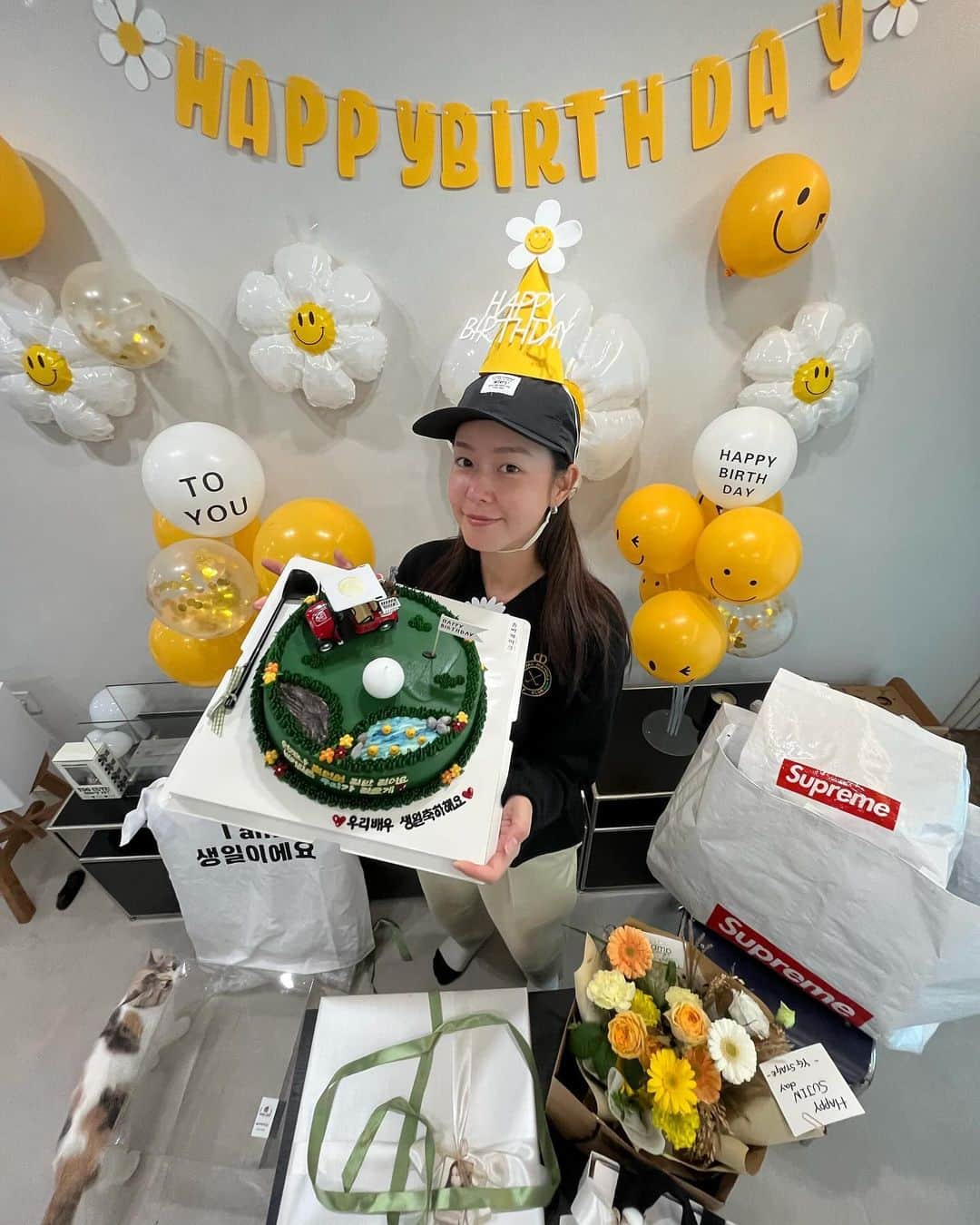キョン・スジンのインスタグラム：「생일 축하해주셔서 감사합니다❤️ 우리 위드수진팬분들과 와이지 식구들 내 정신적 지주 선배님과 언니❤️  그리고 우리 엄마 아빠 낳아주셔서 감사해요 사랑해요❤️ #우리아빤로맨티스트💐」