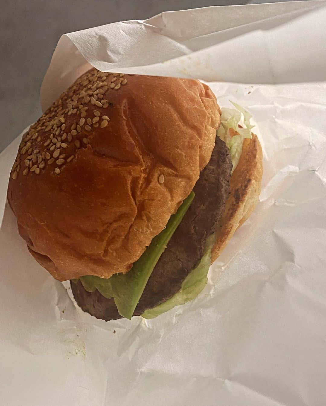 Miki Kanekoさんのインスタグラム写真 - (Miki KanekoInstagram)「祝日の金曜日 @codies.burger 🍔 着いた時には並んでたからテイクアウトにしたんだけど 出来上がる頃にはもう少しで中入れそうだったから 中で食べれば良かったかな  結局車の中で食べたから ソース溢れそうになって食べるのなかなか大変だった🤣  私はアボカドバーガー🥑 バンズもお肉もソースも美味しかったです◎ 結構大きかったからポテトは食べきれなくて 👦🏻に食べてもらいました🍟  #横浜カフェ  #横浜グルメ  #ハンバーガー #横浜ランチ」11月5日 10時44分 - mikiaoba