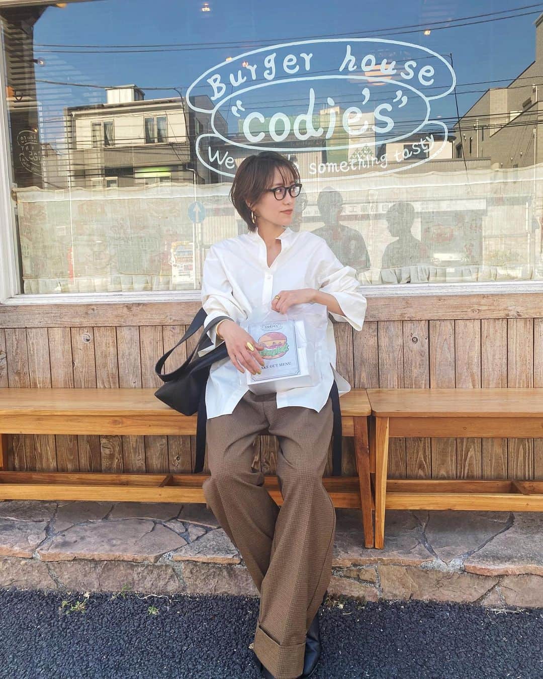 のインスタグラム：「祝日の金曜日 @codies.burger 🍔 着いた時には並んでたからテイクアウトにしたんだけど 出来上がる頃にはもう少しで中入れそうだったから 中で食べれば良かったかな  結局車の中で食べたから ソース溢れそうになって食べるのなかなか大変だった🤣  私はアボカドバーガー🥑 バンズもお肉もソースも美味しかったです◎ 結構大きかったからポテトは食べきれなくて 👦🏻に食べてもらいました🍟  #横浜カフェ  #横浜グルメ  #ハンバーガー #横浜ランチ」