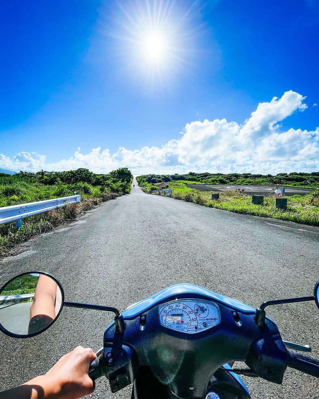 宏実のインスタグラム：「９月の小浜島🏝  午前中から原チャでぶんぶんぶん🛵💨  #kohamajima  #kohamaisland  #オニササ  #原チャ  #時差投稿」