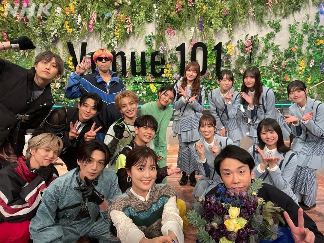 NHK「シブヤノオト」のインスタグラム：「💚#Venue101🤍 本日 11/6は… MC 濱家隆一 さんのお誕生日🎂 おめでとうございます🥳  先日の放送終わりに お祝いしました💐  #濱家隆一  #生田絵梨花 #日向坂46☀ #FANTASTICS 🌻 #由薫 💎」