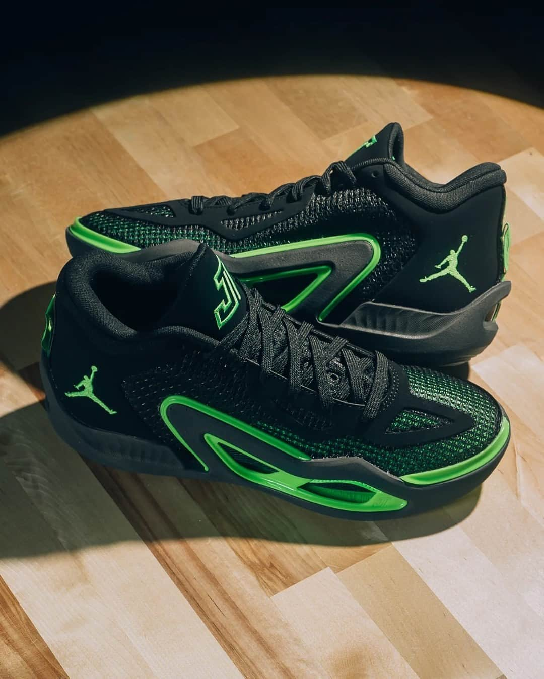 Sneaker Newsさんのインスタグラム写真 - (Sneaker NewsInstagram)「Jayson Tatum for MVP?⁠ The Celtics superstar is off to a hot start, and the "Green Strike" colorway is landing in stores on November 14th. Hit the link in our bio for a closer look!」11月5日 11時00分 - sneakernews