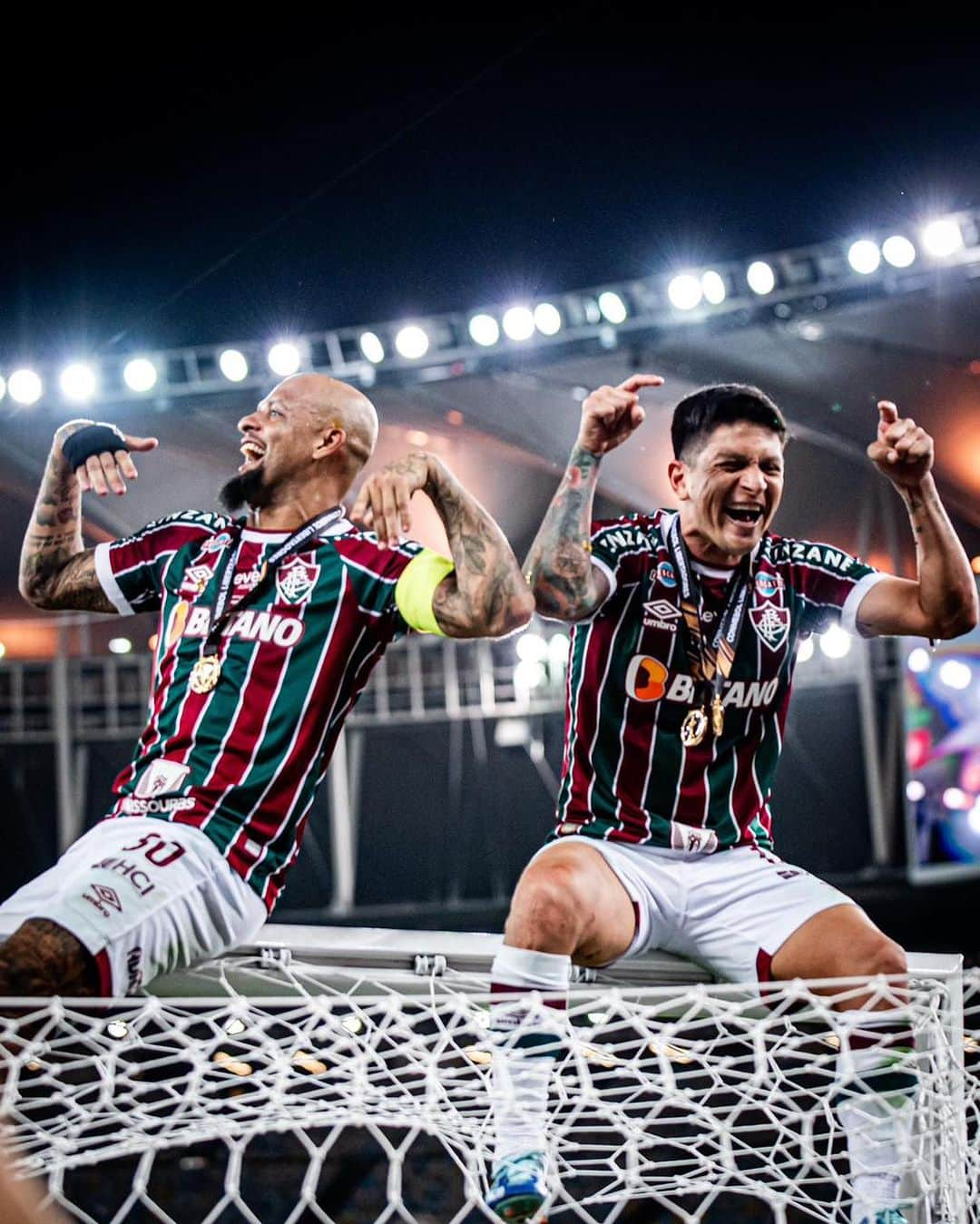 フェリペ・メロさんのインスタグラム写真 - (フェリペ・メロInstagram)「O Fluminense e campeão da taça Libertadores, glórias a Cristo Jesus, Parabéns Tricolores, vamos comemorar, Deus é bom!! #Tricampeao #Ecampeao #gloriasaJesus  💚❤️🇭🇺🛡️🦁」11月5日 10時55分 - felipemelo