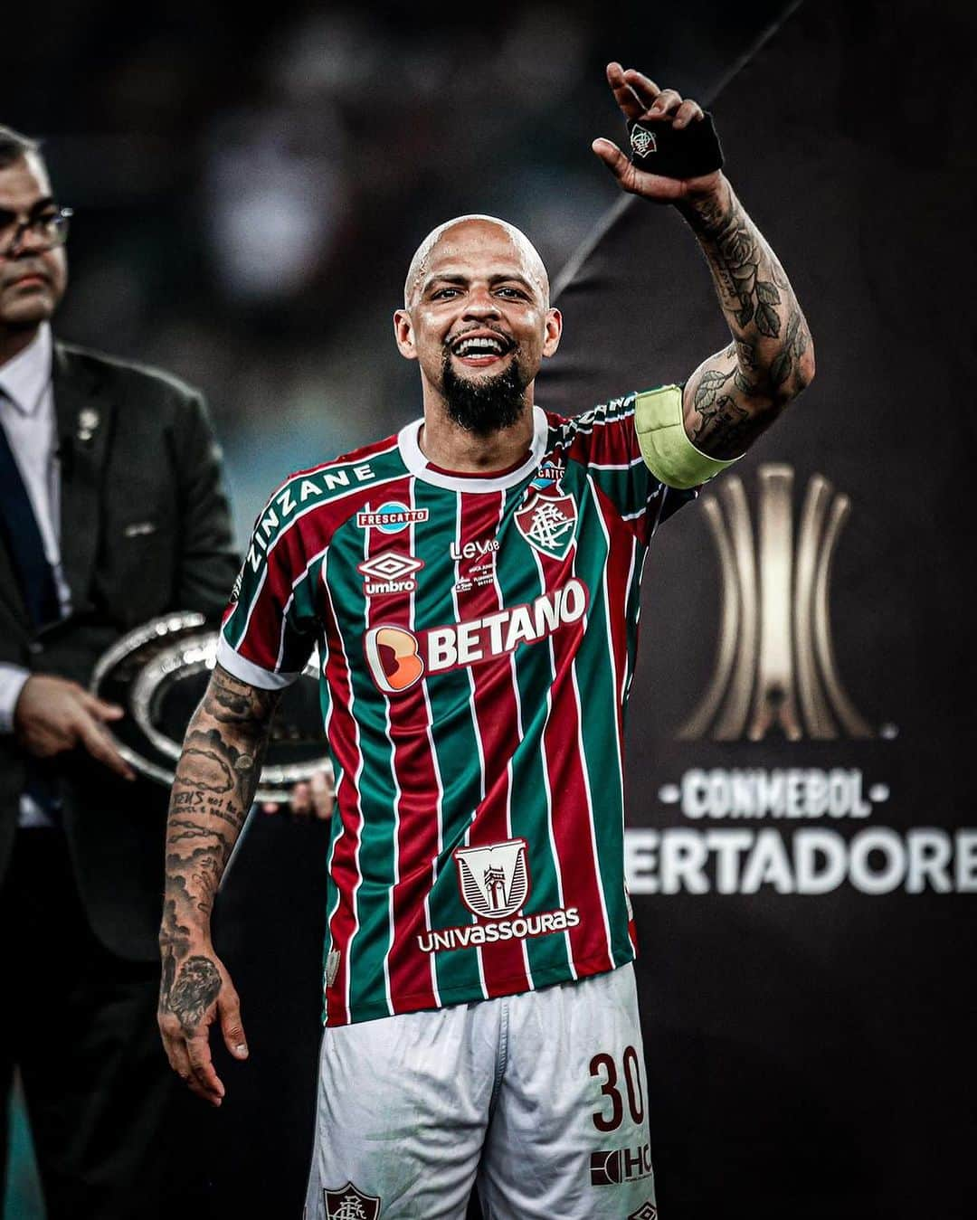 フェリペ・メロさんのインスタグラム写真 - (フェリペ・メロInstagram)「O Fluminense e campeão da taça Libertadores, glórias a Cristo Jesus, Parabéns Tricolores, vamos comemorar, Deus é bom!! #Tricampeao #Ecampeao #gloriasaJesus  💚❤️🇭🇺🛡️🦁」11月5日 10時55分 - felipemelo