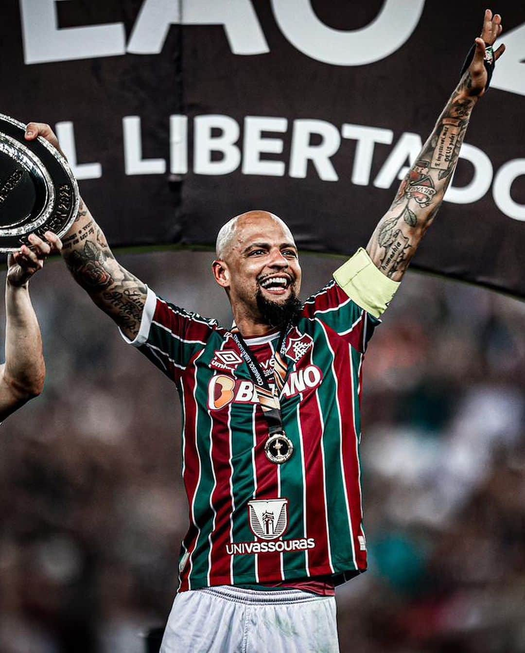 フェリペ・メロさんのインスタグラム写真 - (フェリペ・メロInstagram)「O Fluminense e campeão da taça Libertadores, glórias a Cristo Jesus, Parabéns Tricolores, vamos comemorar, Deus é bom!! #Tricampeao #Ecampeao #gloriasaJesus  💚❤️🇭🇺🛡️🦁」11月5日 10時55分 - felipemelo