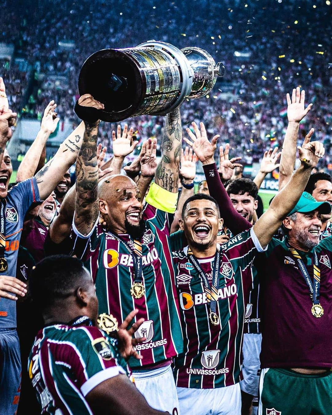 フェリペ・メロのインスタグラム：「O Fluminense e campeão da taça Libertadores, glórias a Cristo Jesus, Parabéns Tricolores, vamos comemorar, Deus é bom!! #Tricampeao #Ecampeao #gloriasaJesus  💚❤️🇭🇺🛡️🦁」