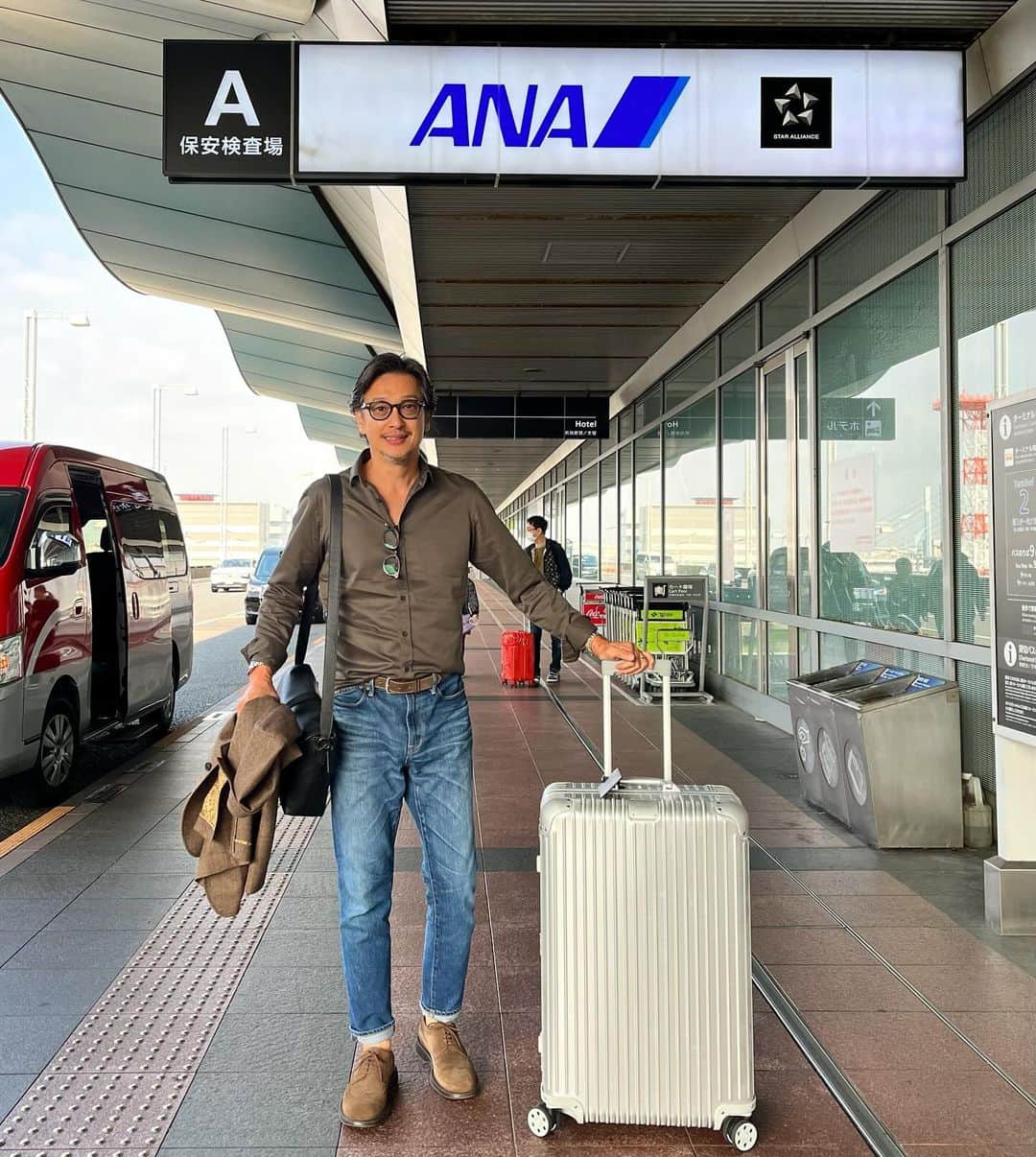 加藤章太郎のインスタグラム：「. 今回は九州、中国地方といつもより長い出張。 行ってきまーす✈️  #hanedaairport #ana」