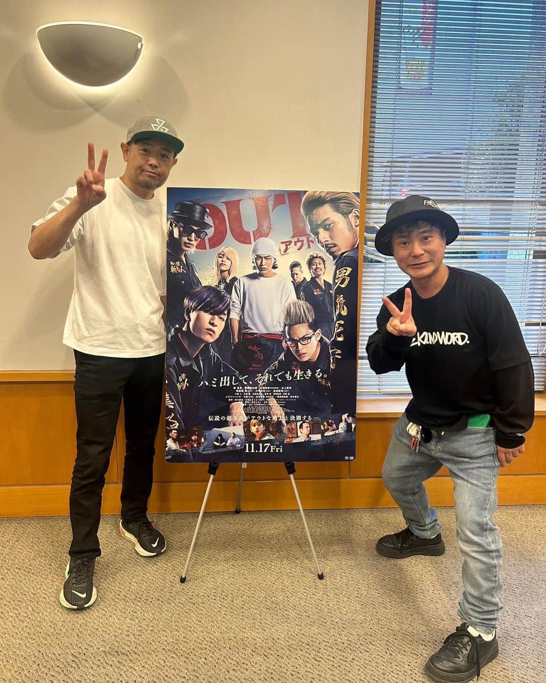 入江慎也さんのインスタグラム写真 - (入江慎也Instagram)「先輩の品川さんの監督作品。 「out」の試写会に呼んでいただきました。 品川さん監督作品は大好きでほぼ見させていただいております。 今回も出ていらっしゃる演者さんがみんなカッコよくて、熱くて、特にアクションがめちゃくちゃかっこよかったです！ 面白かったぁー！  見終わった後、全くヤンキーと無縁な自分が、ワクワク、ドキドキしていました笑  劇場での公開が楽しみです。 吉本離れても、こうして変わらず誘っていただける品川さんに感謝致します。  ありがとうございました。  最高でした。  役者友達の川久保君と！  #品川ヒロシ監督 #out #映画 #品川庄司　さん #先輩 #11月17日公開 #川久保拓司 #役者」11月5日 11時06分 - oreirie0408