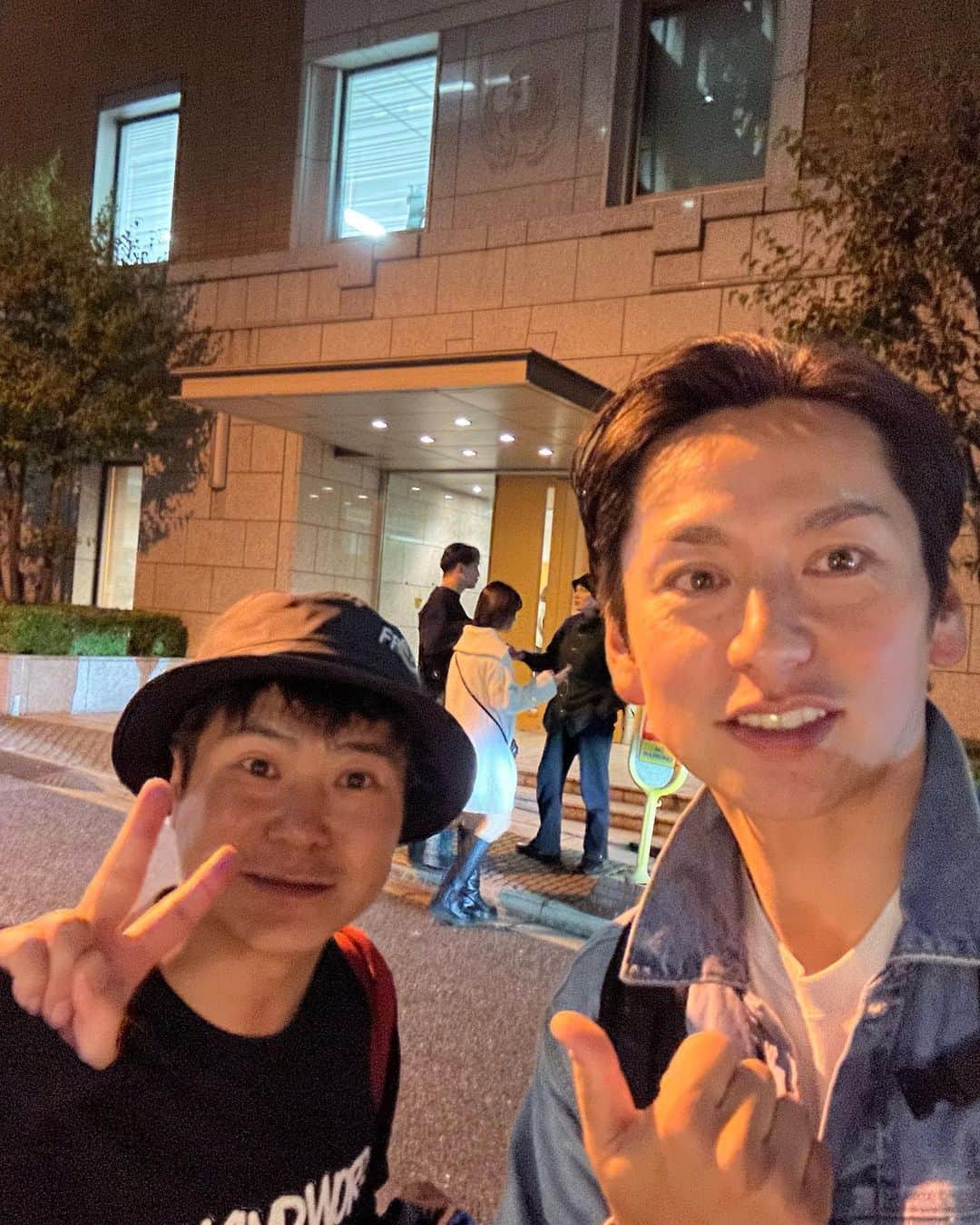 入江慎也さんのインスタグラム写真 - (入江慎也Instagram)「先輩の品川さんの監督作品。 「out」の試写会に呼んでいただきました。 品川さん監督作品は大好きでほぼ見させていただいております。 今回も出ていらっしゃる演者さんがみんなカッコよくて、熱くて、特にアクションがめちゃくちゃかっこよかったです！ 面白かったぁー！  見終わった後、全くヤンキーと無縁な自分が、ワクワク、ドキドキしていました笑  劇場での公開が楽しみです。 吉本離れても、こうして変わらず誘っていただける品川さんに感謝致します。  ありがとうございました。  最高でした。  役者友達の川久保君と！  #品川ヒロシ監督 #out #映画 #品川庄司　さん #先輩 #11月17日公開 #川久保拓司 #役者」11月5日 11時06分 - oreirie0408