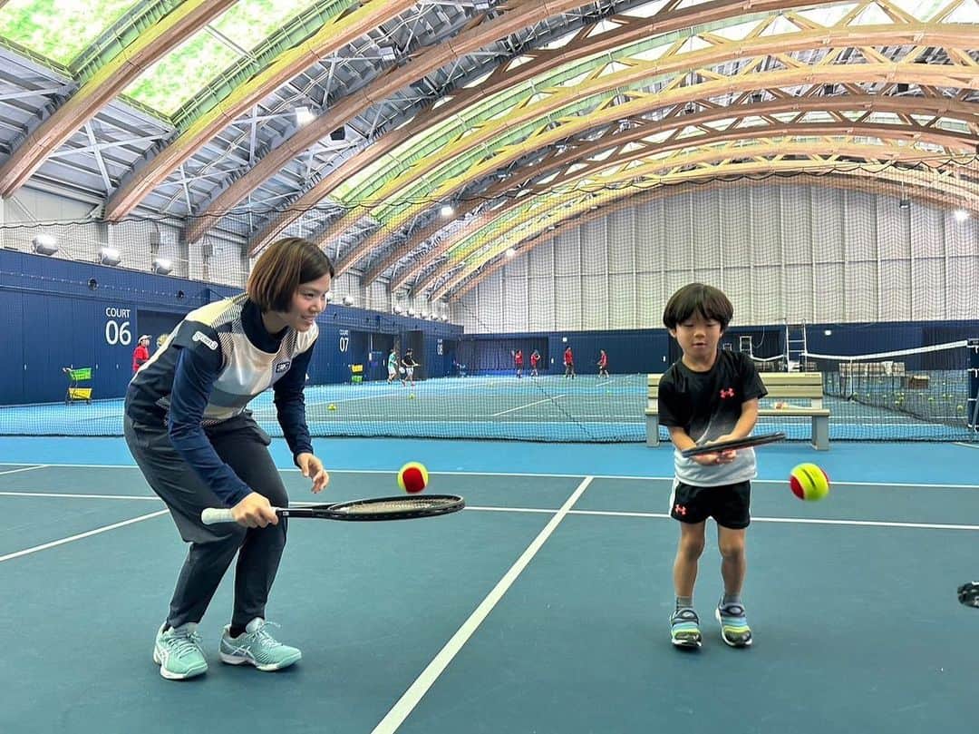 尾崎里紗のインスタグラム：「昨日今日と、テニス協会普及委員のお仕事でテニピン、カラーボールのイベントでした🎾 子供達は全日本選手権の試合も見ることができて刺激になったと思います😊 ⁡ ⁡」