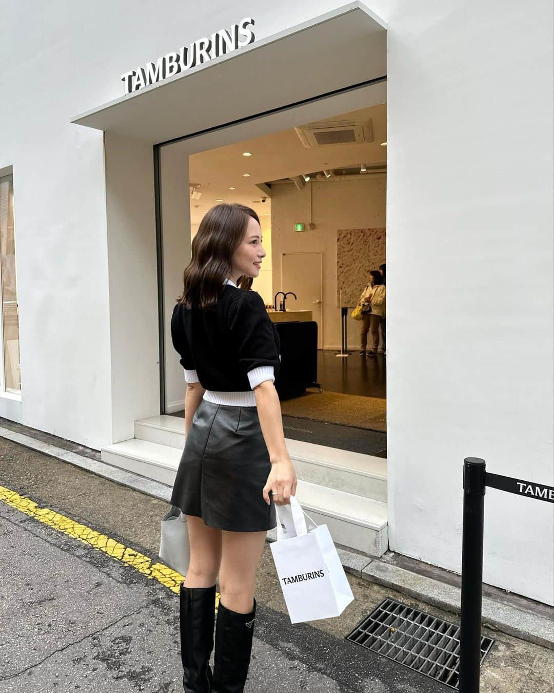 左近鈴乃さんのインスタグラム写真 - (左近鈴乃Instagram)「. 今日はヘアメイクをしてもらう日だったので SANAになりきる気満々で( 🙇🏼‍♂️ ) 推し活で @prada で買った巨大紙袋の中身コーデ👢🖤  スカートは昨日韓国で買いましたっ🇰🇷  アイドルっぽい雰囲気に〜👸🏼💜 どっちも買って大正解。自己満🫶🏻笑  tops,boots @prada  skirt 🇰🇷 bag @hermes   #韓国 #韓国旅行 #韓国コーデ」11月5日 21時57分 - suzuno_sakon
