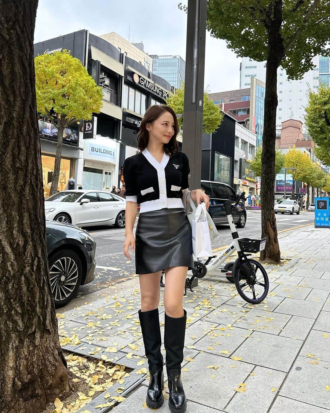 左近鈴乃のインスタグラム：「. 今日はヘアメイクをしてもらう日だったので SANAになりきる気満々で( 🙇🏼‍♂️ ) 推し活で @prada で買った巨大紙袋の中身コーデ👢🖤  スカートは昨日韓国で買いましたっ🇰🇷  アイドルっぽい雰囲気に〜👸🏼💜 どっちも買って大正解。自己満🫶🏻笑  tops,boots @prada  skirt 🇰🇷 bag @hermes   #韓国 #韓国旅行 #韓国コーデ」