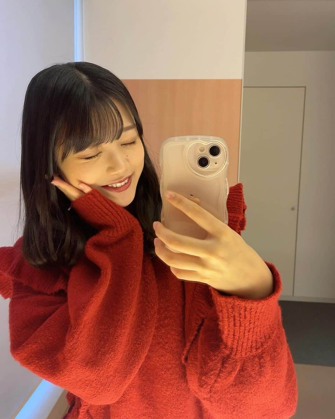 小越春花さんのインスタグラム写真 - (小越春花Instagram)「🧶♡ 同じ日本でも寒かったり、暑い場所もあるみたいで、まるで海外〜〜！ってお話し聞いてなりました⛄️☀️ 体調気を付けましょうね〜〜 オンラインおしゃべり会ありがとうございました！  #NGT48#小越春花#アイドル#オンライン#私服#ニットコーデ#🧶♡」11月5日 21時57分 - haruka_2525_ngt48