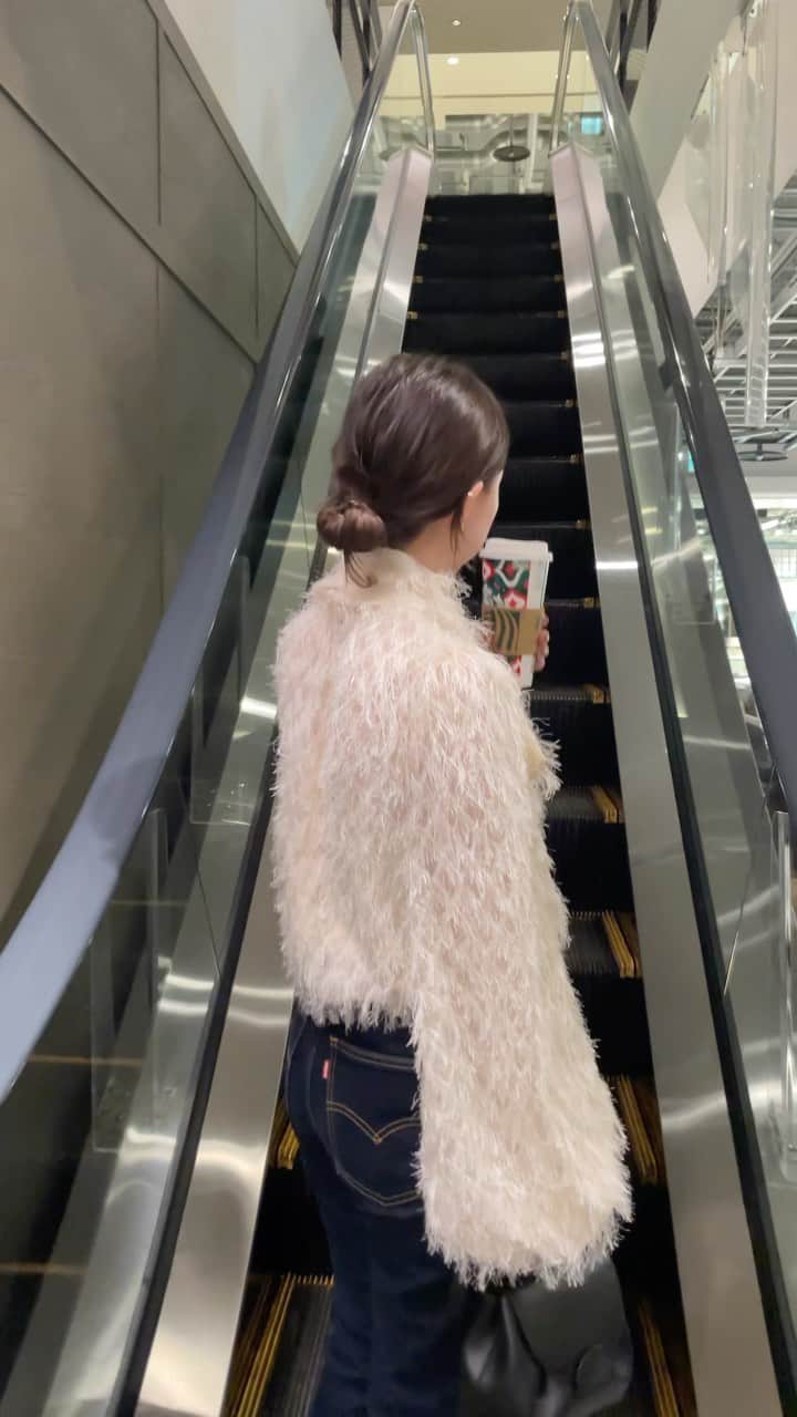 M a r i n aのインスタグラム：「.  11月なのに24度もあった日  Tops @fray_id / @usagionline  Pants @snidel_official / @levis_japan   もうジンジャーブレッドの時期なのね🎄 この時期はジンジャーブレッド一択♡  #153cmコーデ」