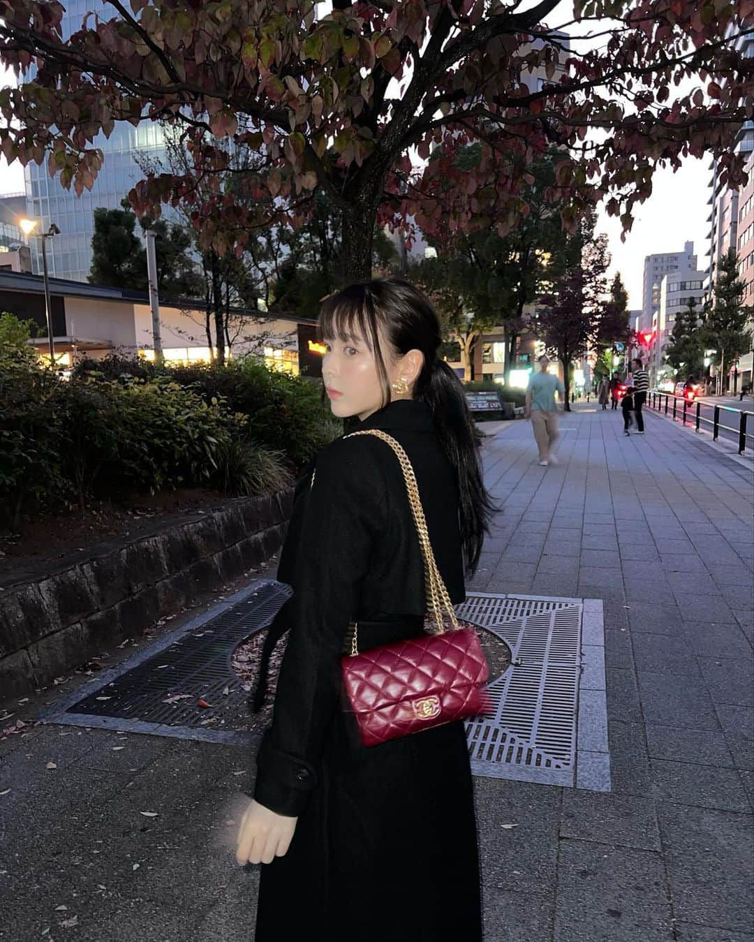 古川貴絵のインスタグラム：「ちょっとだけ紅葉してた🍁  ひさびさに触覚だして雰囲気変えたよん🥐  ブラックのコートって意外と持ってなかった🖤 ベルトしてワンピみたいに着るのかわいい🫶🏻　  #toccocloset #tocco #toccozozo #PR #トッコクローゼット #トッコ #トッコゾゾ」
