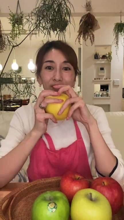 のインスタグラム：「【今日はいいりんごの日🍎】  三連休最終日 ちょっとだけりんご🍎の話をしつつ  りんごの麹ドレッシング を作りました♪  とっても美味しいので ぜひぜひ作ってみてくださいね！  貴重な最終日にお付き合いいただき ありがとうございました😊  さあ、明日からまた 頑張っていきましょうね！  おやすみなさーい✨  #いいりんごの日 #りんご #腸活 #アッカーマンシア菌」