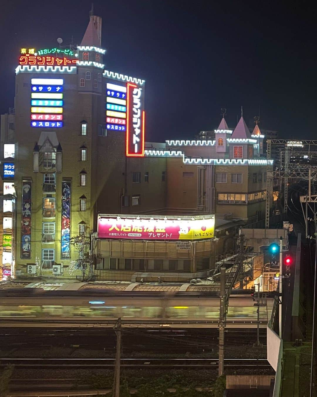 日本経済新聞社さんのインスタグラム写真 - (日本経済新聞社Instagram)「JR大阪環状線、JR東西線、京阪電車が交差する京橋駅は、大阪市のキタ（梅田周辺）やミナミ（難波周辺）とは違った独特の雰囲気を持つ繁華街です。ディープな立ち飲み屋街や商業施設が、駅から各方角に広がります。最近はオシャレな飲食店も増え、老若男女問わず多くの人々でにぎわいます。⁠ ⁠ 詳細はプロフィールの linkin.bio/nikkei をタップ。⁠ 投稿一覧からコンテンツをご覧になれます。⁠→⁠@nikkei⁠ ⁠ #京橋 #酒房まつい #鮨と地酒じょっぱり #グランシャトー #立ち飲み #串カツ #日経電子版」11月5日 22時00分 - nikkei