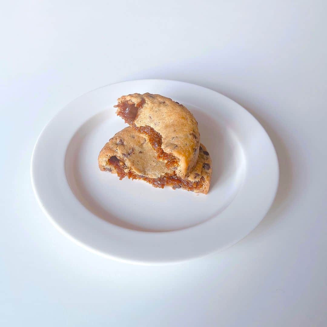 SPURさんのインスタグラム写真 - (SPURInstagram)「ヴァンサン ゲルレのクッキーキャラメルです。中にはほろ苦い塩キャラメルがたっぷり。外側のチョコチップクッキーは主役を引き立たせる名脇役のよう。ブルターニュの塩「フルール・ド・セル」もいい仕事をしています🙌  #ヴァンサンゲルレ #VINCENTGUERLAISBISCUITS #クッキーキャラメル #SPUR #おやつ #SPURおやつ部 #おやつタイム #今日のおやつ #treats #spurmagazine」11月5日 22時00分 - spurmagazine