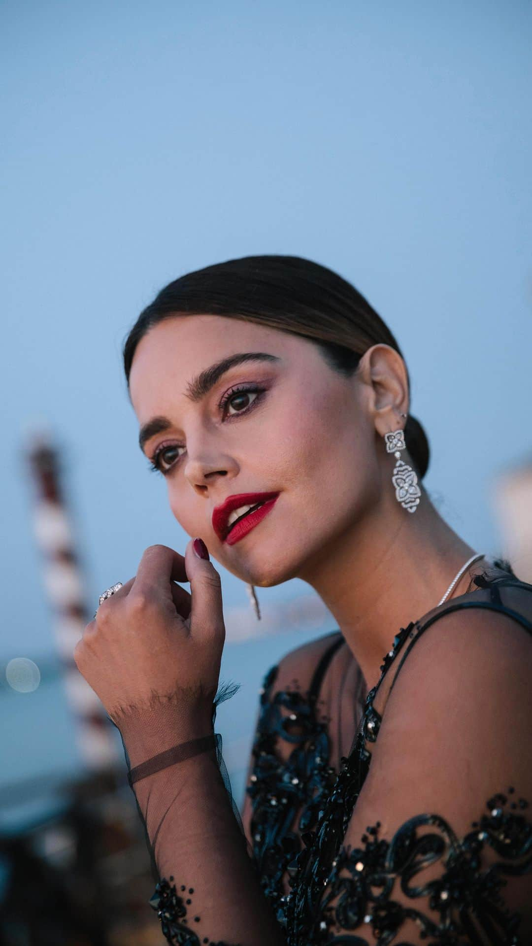 Armani Beautyのインスタグラム：「Magical makeup look. To create a beautiful and bold look, @jenna_coleman_ applies an iridescent EYE TINT, colorful LUMINOUS SILK GLOW BLUSH, and vibrant red LIP POWER, perfect for any Holiday event.   Recreate Jenna Coleman’s look:  -LUMINOUS SILK FOUNDATION in shade 4 -LUMINOUS SILK CONCEALER in shade 3.5 -LUMINOUS SILK GLOW BLUSH in shade 50  -EYE TINT in shade 27, shimmer finish -EYES TO KILL MASCARA  -LIP POWER MATTE in shade 400  #Armanibeauty #ArmaniLipPower #LuminousSilk #EyeTint #JennaColeman #HolidayMakeup」