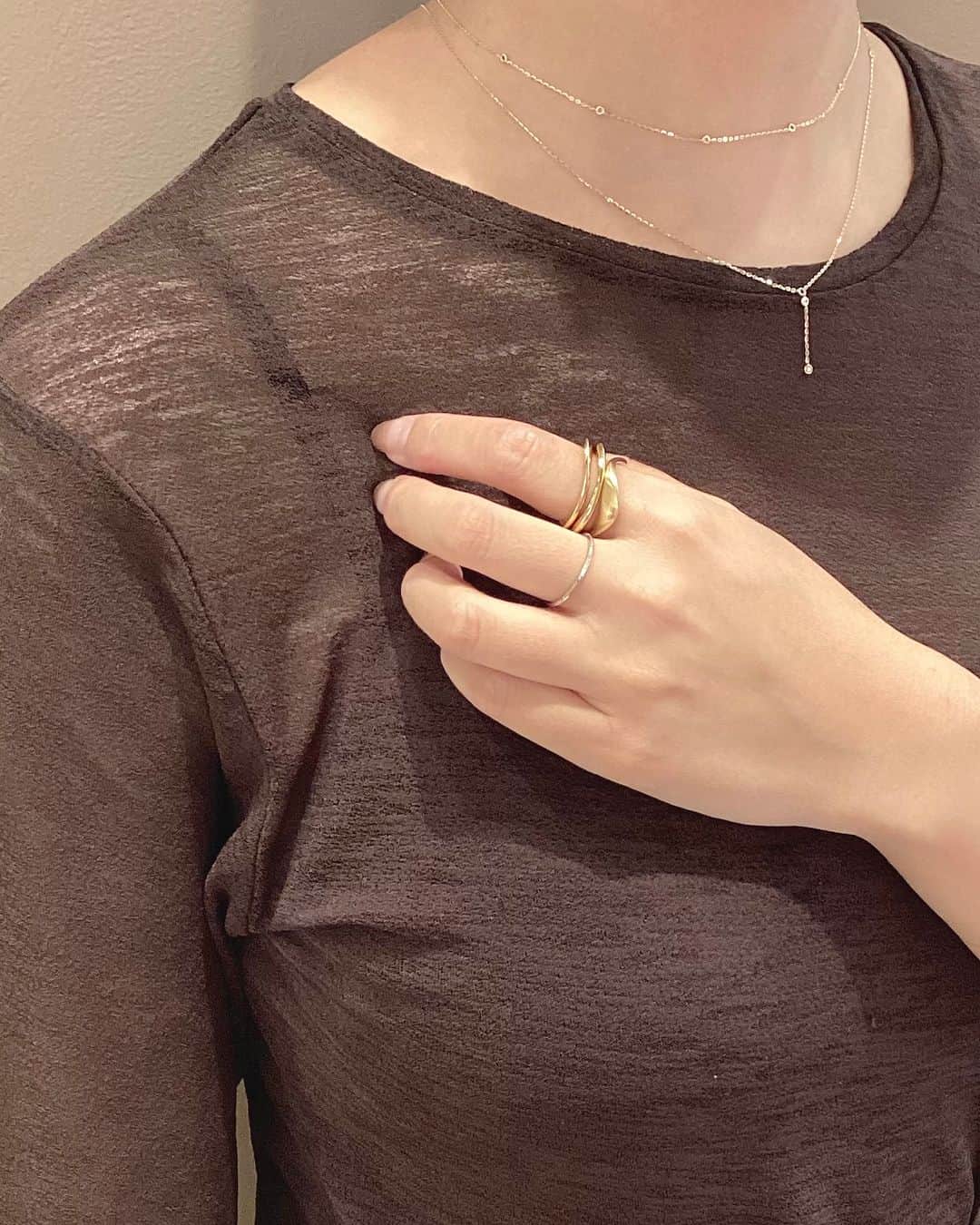 エテのインスタグラム：「《Styling》 - アミュプラザ博多店  動きのある"Puzzle Ring"を主役にプラチナのリングを合わせ、抜け感を演出。  華奢なネックレスは2本重ねることで、上品で女性らしい雰囲気に仕上がります。  #ete #エテ #ete_style」