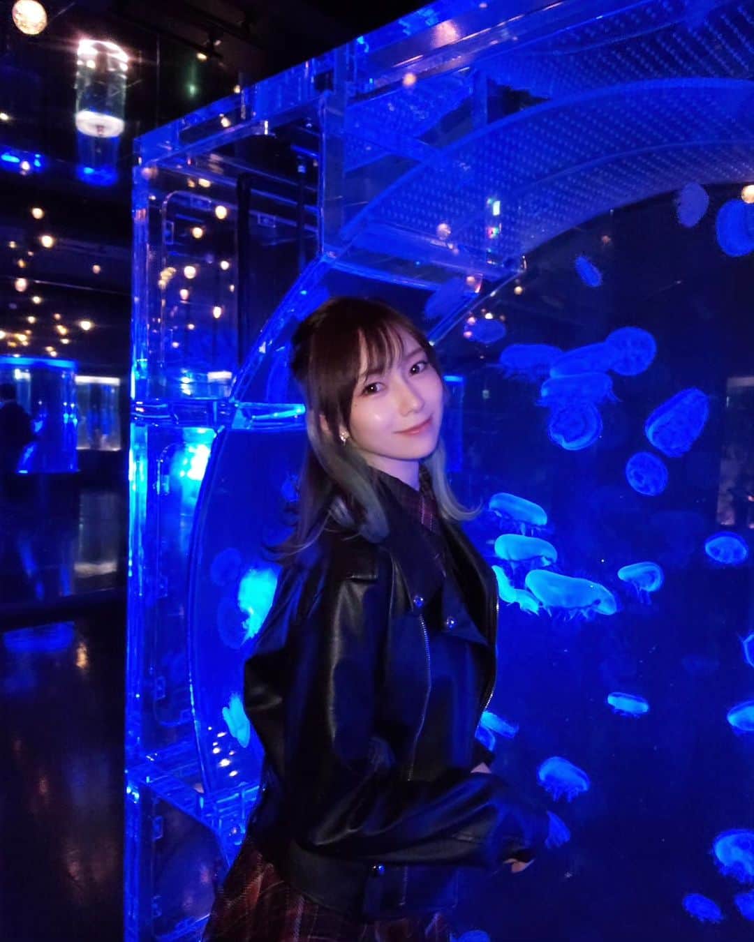 yukapinのインスタグラム：「＼映え水族館🐬🤍／  １日に数回イルカショーがあるんだけど、 夜の部の1回だけ ナイトversionのショーがあって 360度色鮮やかな光と🐬達の パフォーマンスが感動😭💗  私は乗ってないけど、 アトラクションもあったり 周りは映画館にボーリングも あって１日楽しめるスポットだったよ✨  #東京　#品川  #おすすめスポット  #アクアパーク品川」