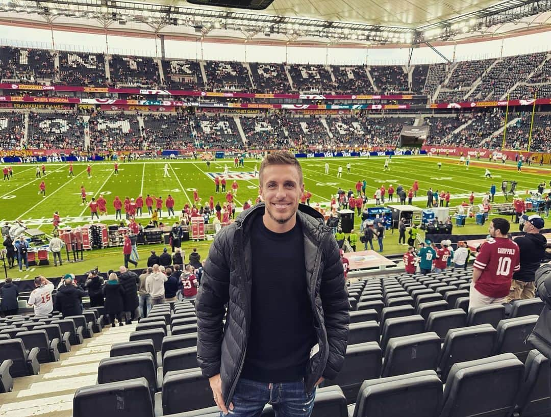 パトリック・ヘアマンのインスタグラム：「Heute mal ein anderes Auswärtsspiel 🏈 @nfldeutschland」