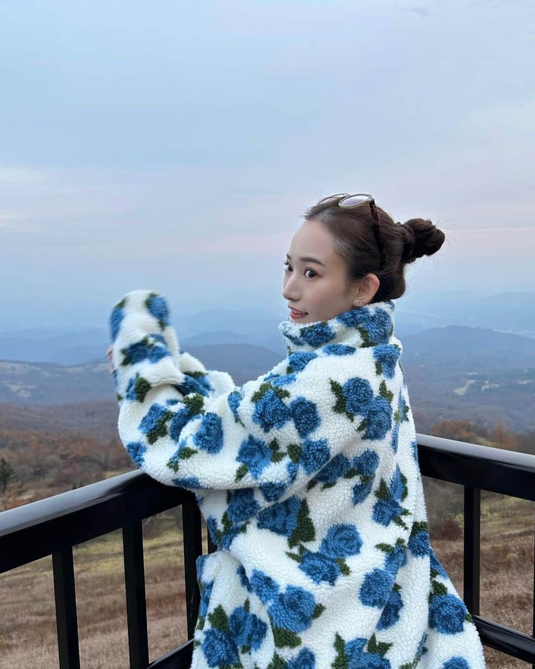 大野莉昂のインスタグラム：「日帰り栃木ドライブ☁️💙 肌寒くて可愛いもこもこアウターが大活躍。 宇都宮餃子もおいしかった締めはあたりまえにゴンチャでした🥟❕❕🧋  #日光観光 #霧降高原 #宇都宮餃子 #栃木旅行 #jouetie#jouetie_ootd #pr」