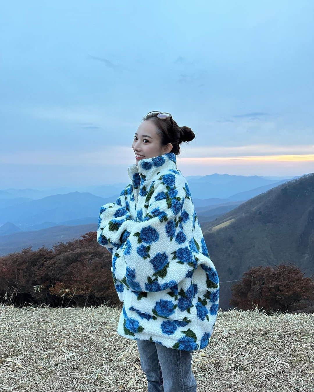 大野莉昂さんのインスタグラム写真 - (大野莉昂Instagram)「日帰り栃木ドライブ☁️💙 肌寒くて可愛いもこもこアウターが大活躍。 宇都宮餃子もおいしかった締めはあたりまえにゴンチャでした🥟❕❕🧋  #日光観光 #霧降高原 #宇都宮餃子 #栃木旅行 #jouetie#jouetie_ootd #pr」11月5日 22時00分 - bbbbrikopanda