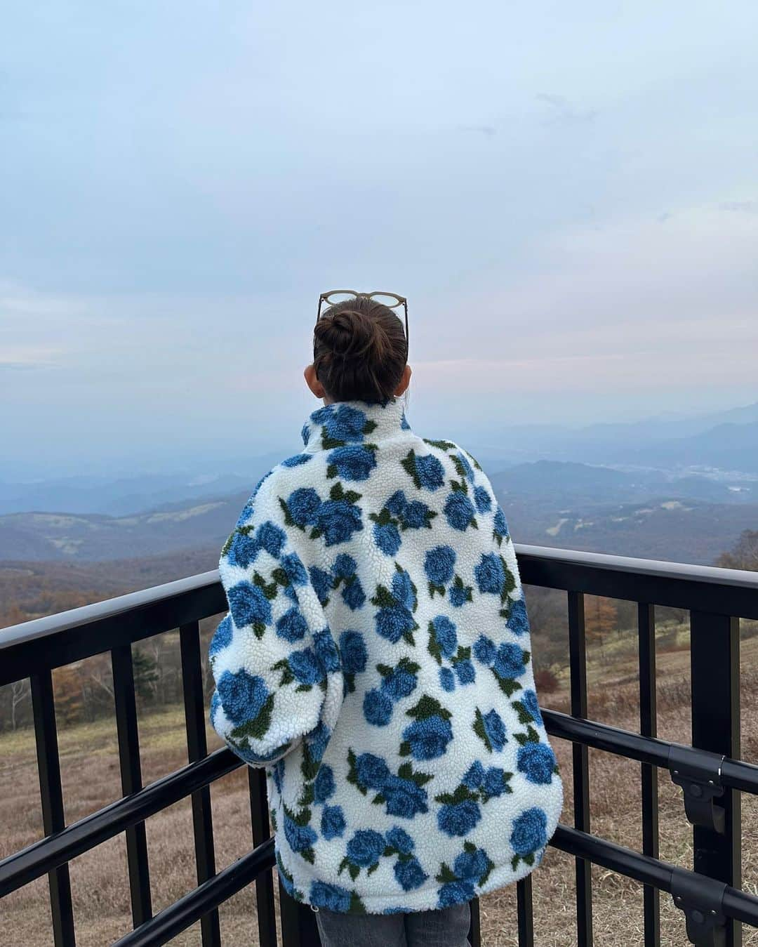 大野莉昂さんのインスタグラム写真 - (大野莉昂Instagram)「日帰り栃木ドライブ☁️💙 肌寒くて可愛いもこもこアウターが大活躍。 宇都宮餃子もおいしかった締めはあたりまえにゴンチャでした🥟❕❕🧋  #日光観光 #霧降高原 #宇都宮餃子 #栃木旅行 #jouetie#jouetie_ootd #pr」11月5日 22時00分 - bbbbrikopanda