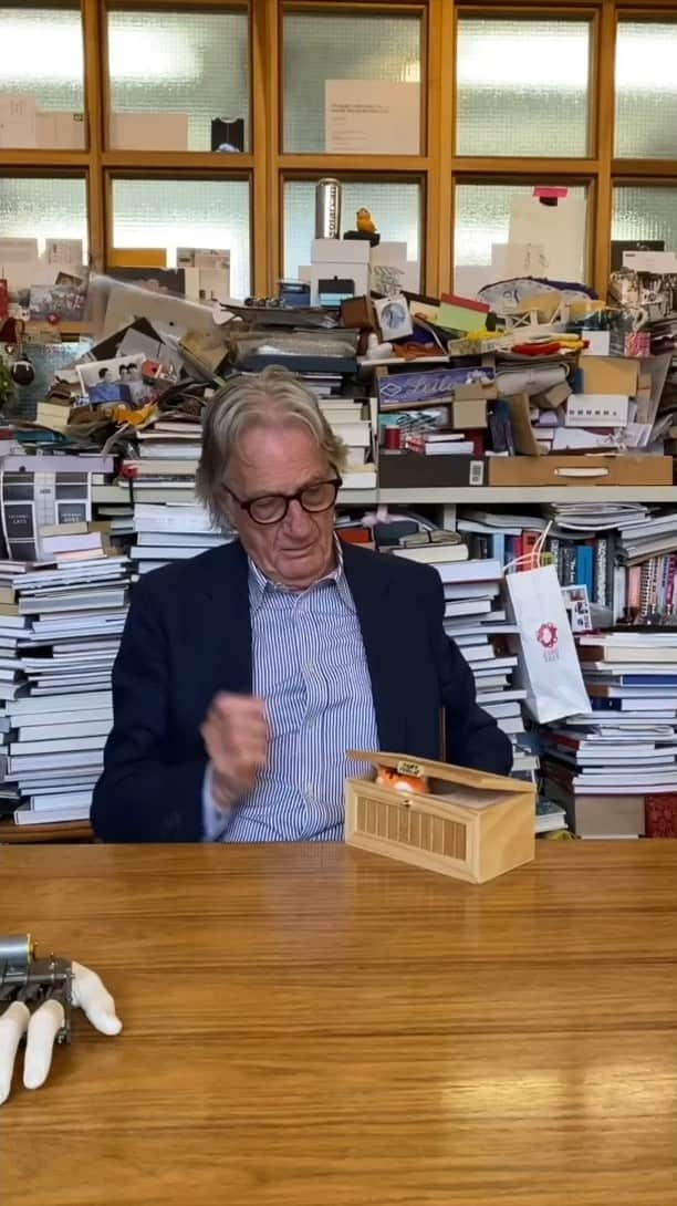 Paul Smith Japanのインスタグラム：「ポールのオフィスに溢れるさまざまアイテムをご紹介する連載企画 「Office Sundays」。今月は役に立たないオブジェを見ていきましょう。」