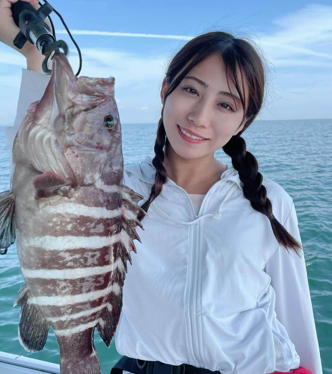 坂本遥奈さんのインスタグラム写真 - (坂本遥奈Instagram)「→→  釣り投稿🎣🐟  この日は大量のアジをサビキで釣って 泳がせ釣り〜✨  大きなマハタが釣れたよ🐟😳 カタがすごいしっかりしてて重かった！  すぐにリリースしましたが、 またまたサメがかかりました🦈！  サメが割とかかることあるから サメの引きがわかってきた気がする…🤣笑  大物狙いで泳がせしてて あまりにも暴れると、、  これは、、サメ？？🦈 ってなるようになってきた🤣  マハタもアジも美味しく捌いていただきました♡ 次の投稿で載せます✨🎣  #釣りガール#釣りハル#釣り #釣り女子 #fishing #fishinglife  #fishinggirls #instafish #fishingdaily # #angler #釣り好きと繋がりたい」11月5日 22時01分 - haruna_sakamoto_official