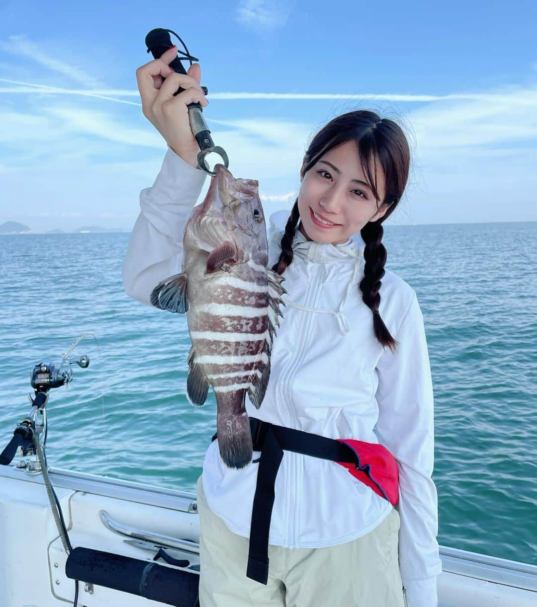 坂本遥奈のインスタグラム：「→→  釣り投稿🎣🐟  この日は大量のアジをサビキで釣って 泳がせ釣り〜✨  大きなマハタが釣れたよ🐟😳 カタがすごいしっかりしてて重かった！  すぐにリリースしましたが、 またまたサメがかかりました🦈！  サメが割とかかることあるから サメの引きがわかってきた気がする…🤣笑  大物狙いで泳がせしてて あまりにも暴れると、、  これは、、サメ？？🦈 ってなるようになってきた🤣  マハタもアジも美味しく捌いていただきました♡ 次の投稿で載せます✨🎣  #釣りガール#釣りハル#釣り #釣り女子 #fishing #fishinglife  #fishinggirls #instafish #fishingdaily # #angler #釣り好きと繋がりたい」