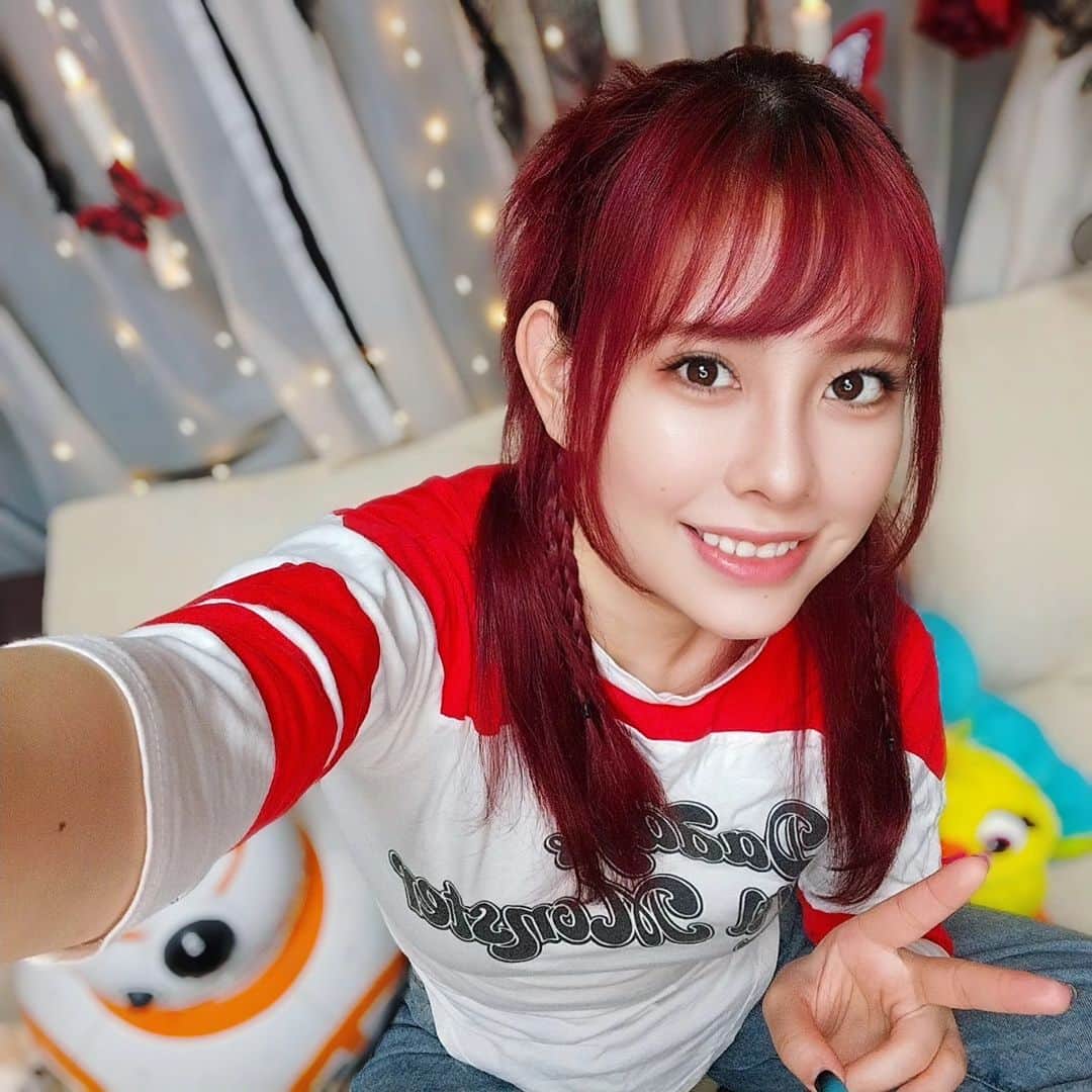 柳瀬アビーのインスタグラム：「生放送ありがとう！⁡ ⁡冬仕様の赤髪いかがでしたか？⁡ ⁡平成初期感のヘアスタイルw⁡ ⁡⁡ ⁡#赤髪#派手髪#ヘアカラー#レッドカラー#冬カラー#japan#hair#haircolor#red⁡ ⁡#redhair#me#makeup#model#selfie#likeforlikes#instagood」