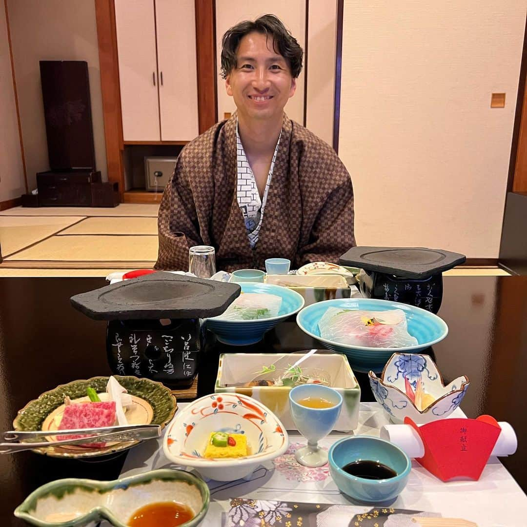 武岡優斗さんのインスタグラム写真 - (武岡優斗Instagram)「銘石の宿 かげつ。  9月末にリフレッシュをしに山梨に。 もちろんお宿は安定の安定のこちら。  石和温泉　銘石の宿 かげつ @isawa_kagetsu   敷地内に入ると、別空間。 美しい日本庭園、8千匹の鯉。 昼と夜でも雰囲気変わるし。  いついっても癒される場所。 山梨を離れてからも、毎年訪れてます。 （2020年は行けず😭）  リフレッシュ！！！ ってなったら、ここに来てしまいます。笑  お部屋はもちろん最高やけど、その他にも大浴場も広いし、温度も良いし、ずっと入ってたいレベル。 風呂最高😎  敷地内にも数々の石が置かれて、それ見て回るのも良きなんですよ。  そして、ご飯も絶品です。笑 （いつも全てのメニューおかわりしたくなる。。）  あー書いてたら行きたくなってきた😂  皆さんもぜひ😎♨️  #武岡優斗 #山梨県 #山梨 #山梨観光 #山梨旅行 #yamanashi  #石和温泉 #銘石の宿かげつ #かげつ #日本庭園 #鯉 #銘石 #refresh #relax #awesome #現実逃避 #最高です #現場からは以上です🙏」11月5日 22時02分 - yuto_takeoka17