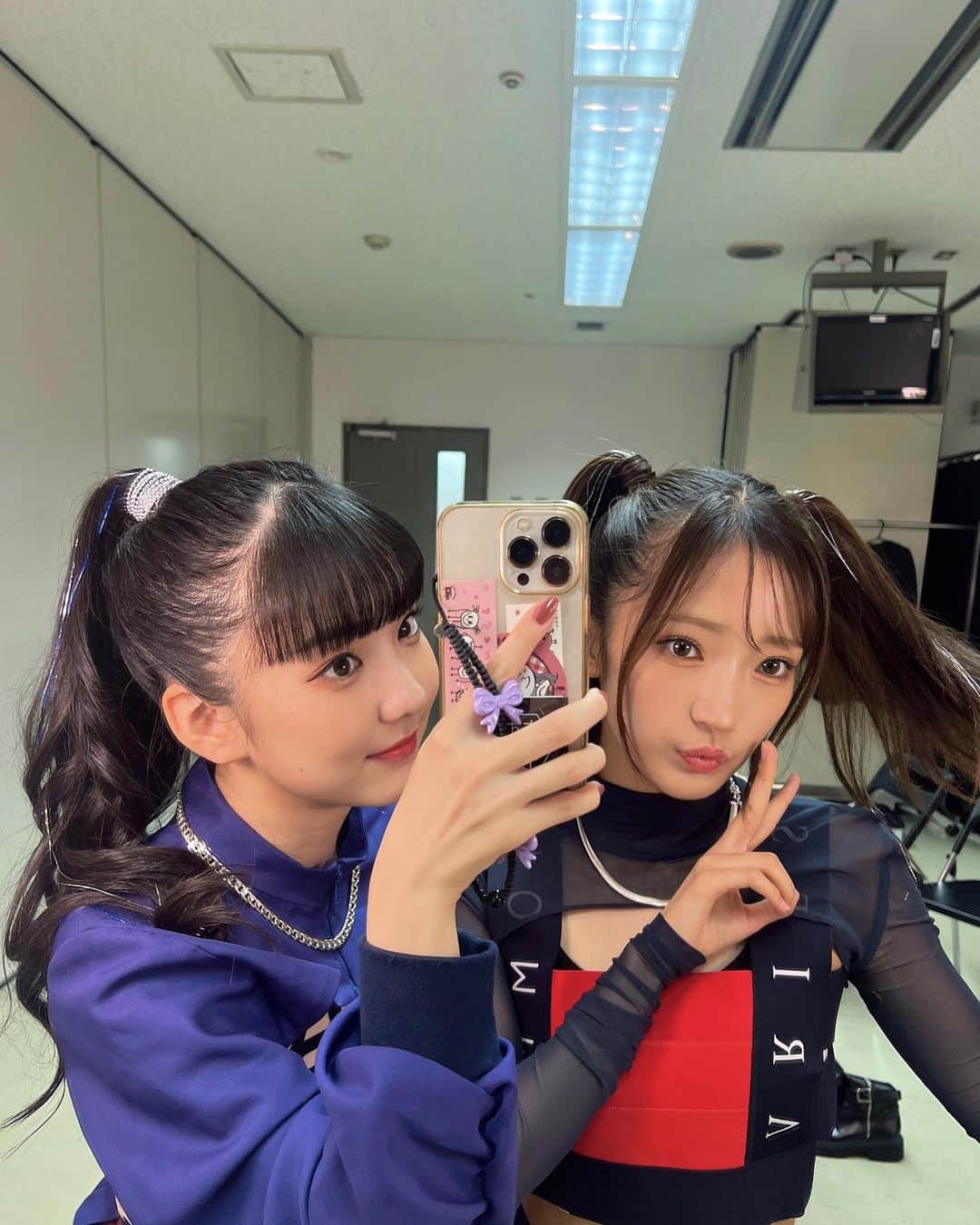 菱田未渚美さんのインスタグラム写真 - (菱田未渚美Instagram)「 ︎︎ 名古屋公演ありがとうございました🕊‎  みんなの笑顔をみれて幸せでしたっ 今日はポニーテール👱🏻‍♀️✨  そして2日早めの、、ゆずちゃんHBDをしました🩵 大成功っ。 今日はメンバーとのショット多めかもっ  next...maebashi💐   #girls2livetour2023_activate」11月5日 22時02分 - girls2_minami_official