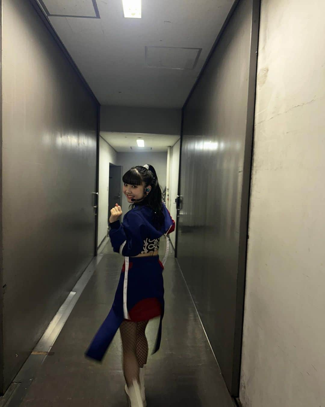 菱田未渚美さんのインスタグラム写真 - (菱田未渚美Instagram)「 ︎︎ 名古屋公演ありがとうございました🕊‎  みんなの笑顔をみれて幸せでしたっ 今日はポニーテール👱🏻‍♀️✨  そして2日早めの、、ゆずちゃんHBDをしました🩵 大成功っ。 今日はメンバーとのショット多めかもっ  next...maebashi💐   #girls2livetour2023_activate」11月5日 22時02分 - girls2_minami_official